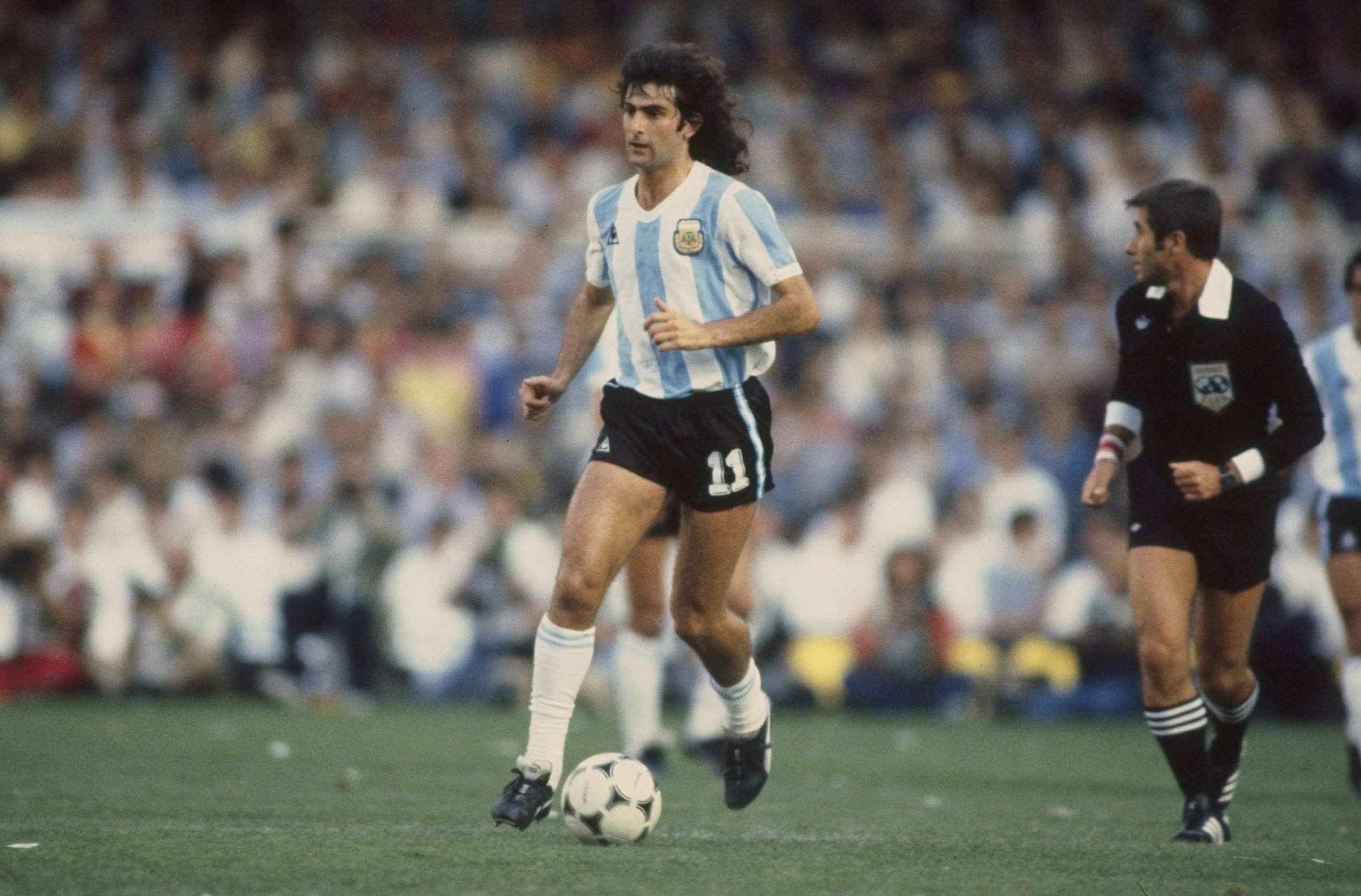 Aug 1978: Mario Kempes of Argentina in action during the world cup match against Belgium in Buenos Aries, Argentina. Mandatory Credit: Steve Powell/Allsport Aug 1978: Mario Kempes of Argentina in action during the world cup match against Belgium in Buenos Aries, Argentina. Mandatory Credit: Steve Powell/Allsport