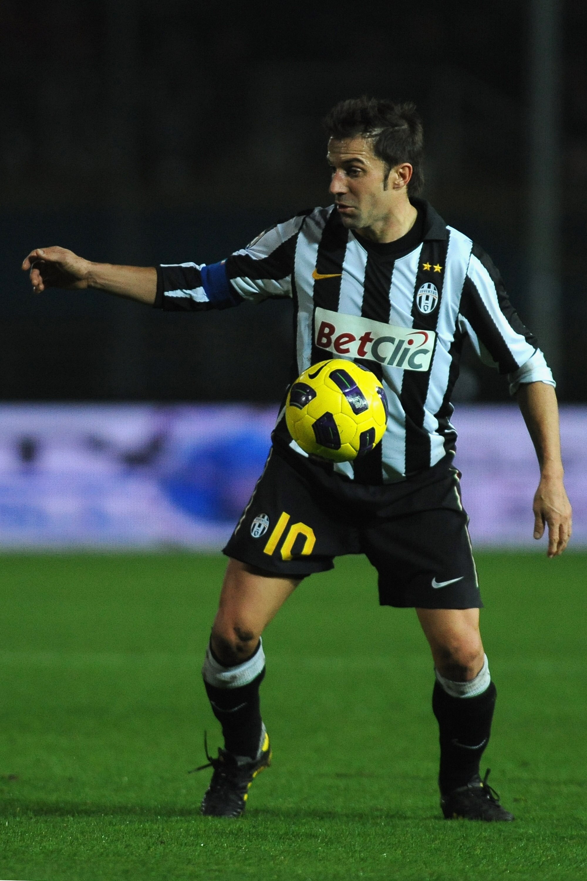 BRESCIA, ITALY - NOVEMBER 10:  Alessandro Del Piero of Juventus FC in action during the Serie A match between Brescia Calcio and Juventus FC at Mario Rigamonti Stadium on November 10, 2010 in Brescia, Italy.  (Photo by Valerio Pennicino/Getty Images)