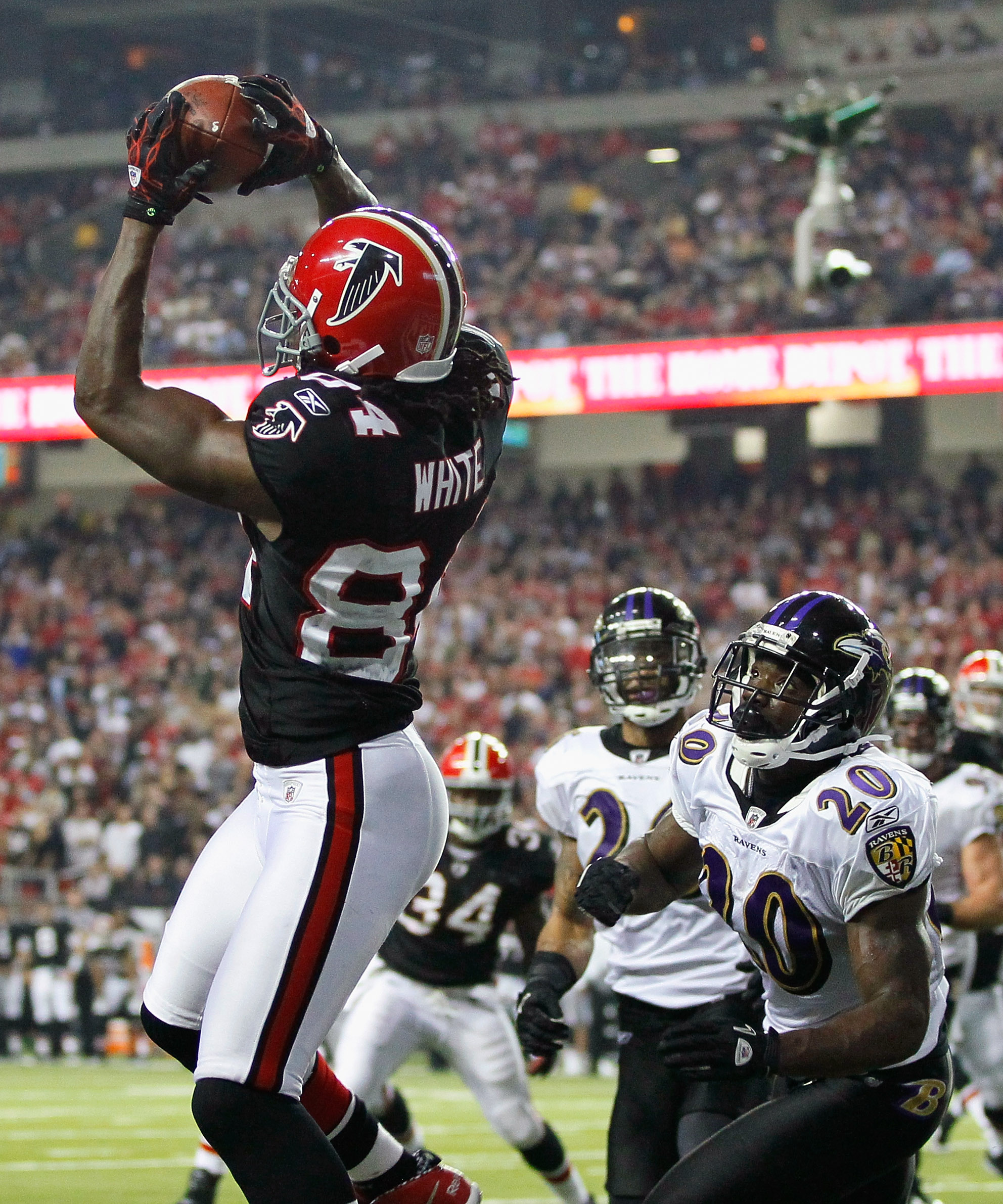 ATLANTA - NOVEMBER 11:  Roddy White #84 of the Atlanta Falcons pulls in this touchdown reception against Ed Reed #20 of the Baltimore Ravens at Georgia Dome on November 11, 2010 in Atlanta, Georgia.  (Photo by Kevin C. Cox/Getty Images)