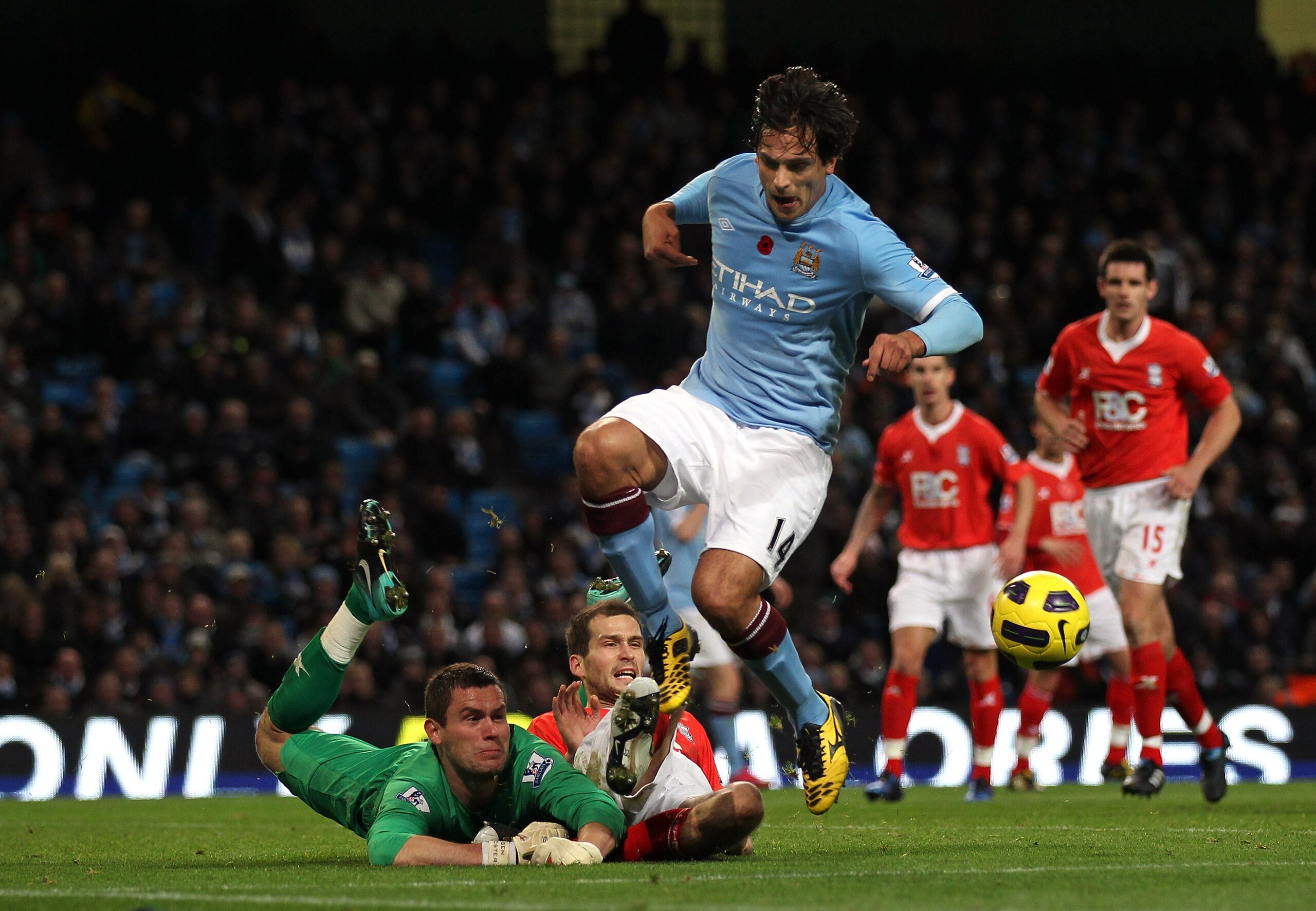 MANCHESTER, ENGLAND - NOVEMBER 13:  Ben Foster and Roger Johnson of Birmingham City stop Roque Santa Cruz of Manchester City during the Barclays Premier League match between Manchester City and Birmingham City at City of Manchester Stadium on November 13,