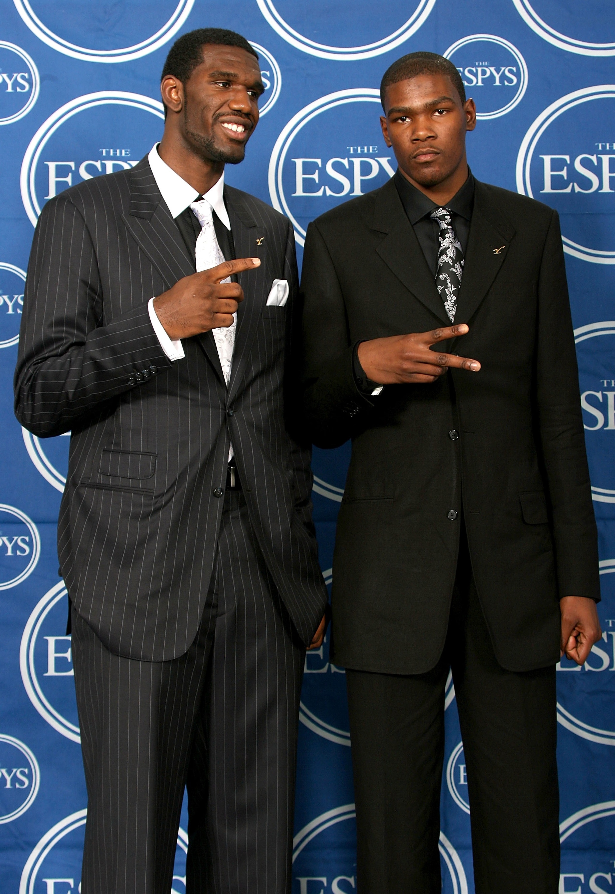 HOLLYWOOD - JULY 11:  NBA players Greg Oden  (L) and Kevin Durant pose for photos in the press room during the 2007 ESPY Awards at the Kodak Theatre on July 11, 2007 in Hollywood, California.  (Photo by Frederick M. Brown/Getty Images)