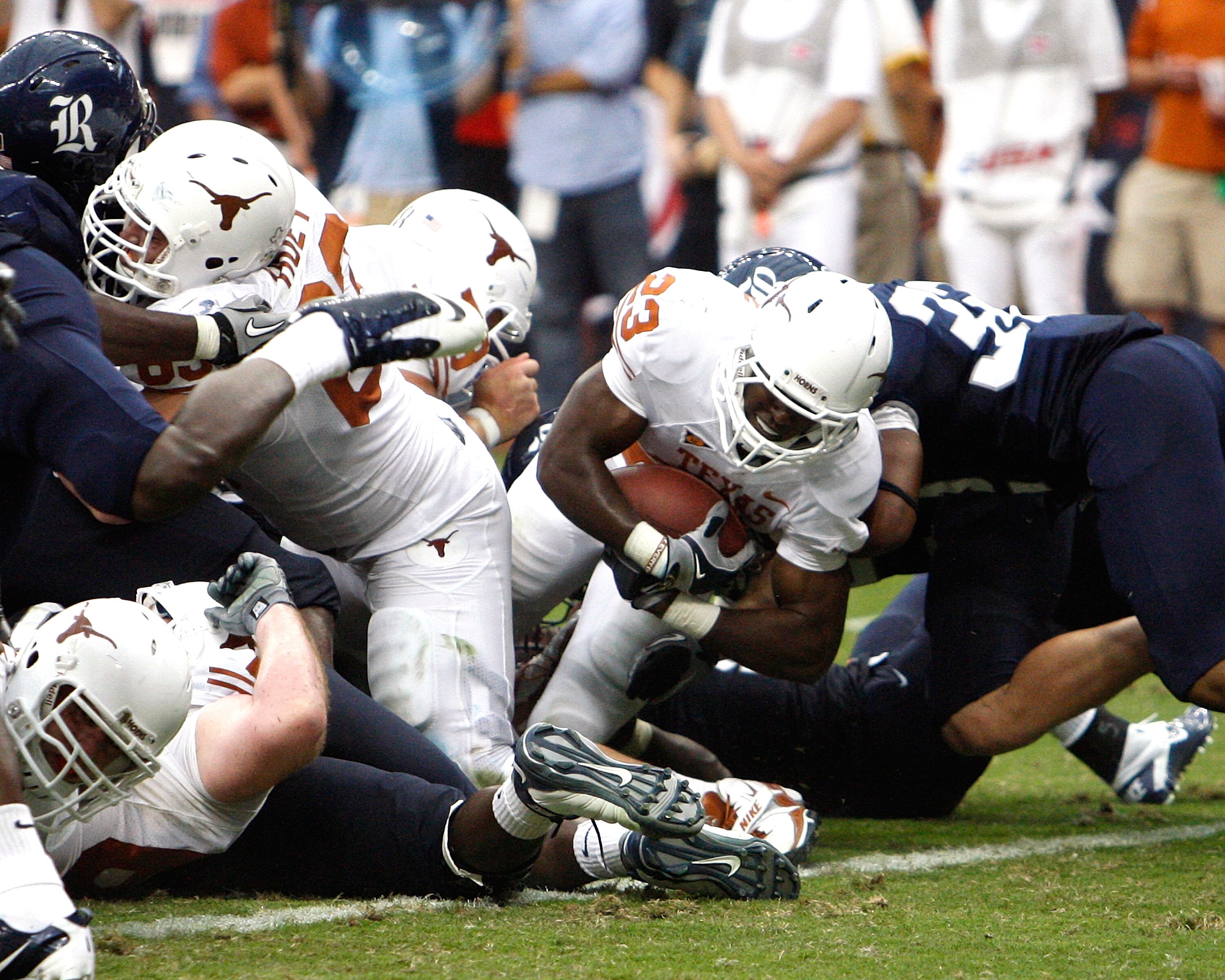 HOUSTON - SEPTEMBER 04:  Running back Tre' Newton #23 scores in the first half against the Rice Owls at Reliant Stadium on September 4, 2010 in Houston, Texas.  (Photo by Bob Levey/Getty Images)