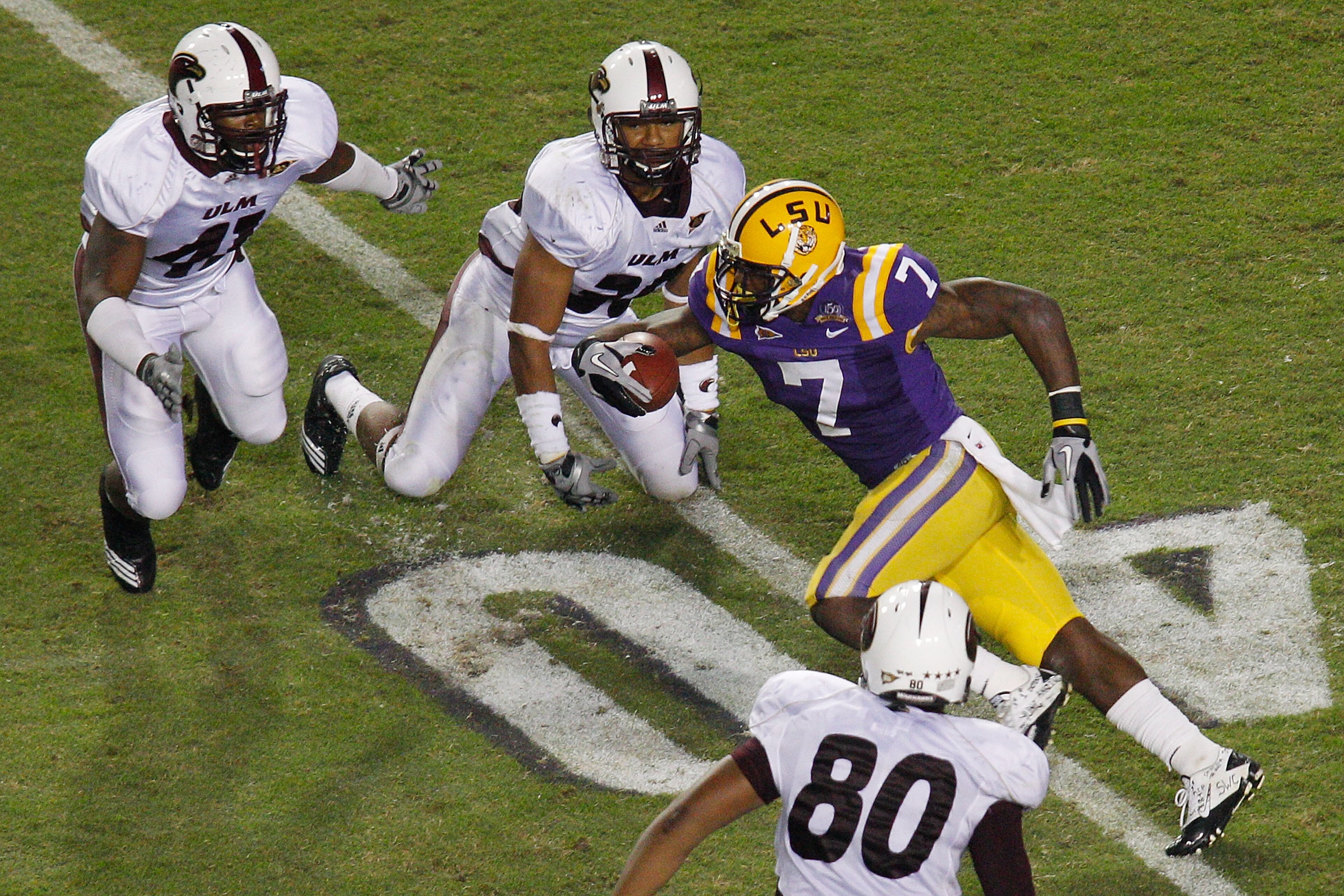 BATON ROUGE, LA - NOVEMBER 13:  Patrick Peterson #7 of the Louisiana State University Tigers runs through the defense of the University of Louisiana-Monroe Warhawks at Tiger Stadium on November 13, 2010 in Baton Rouge, Louisiana.   The Tigers defeated the