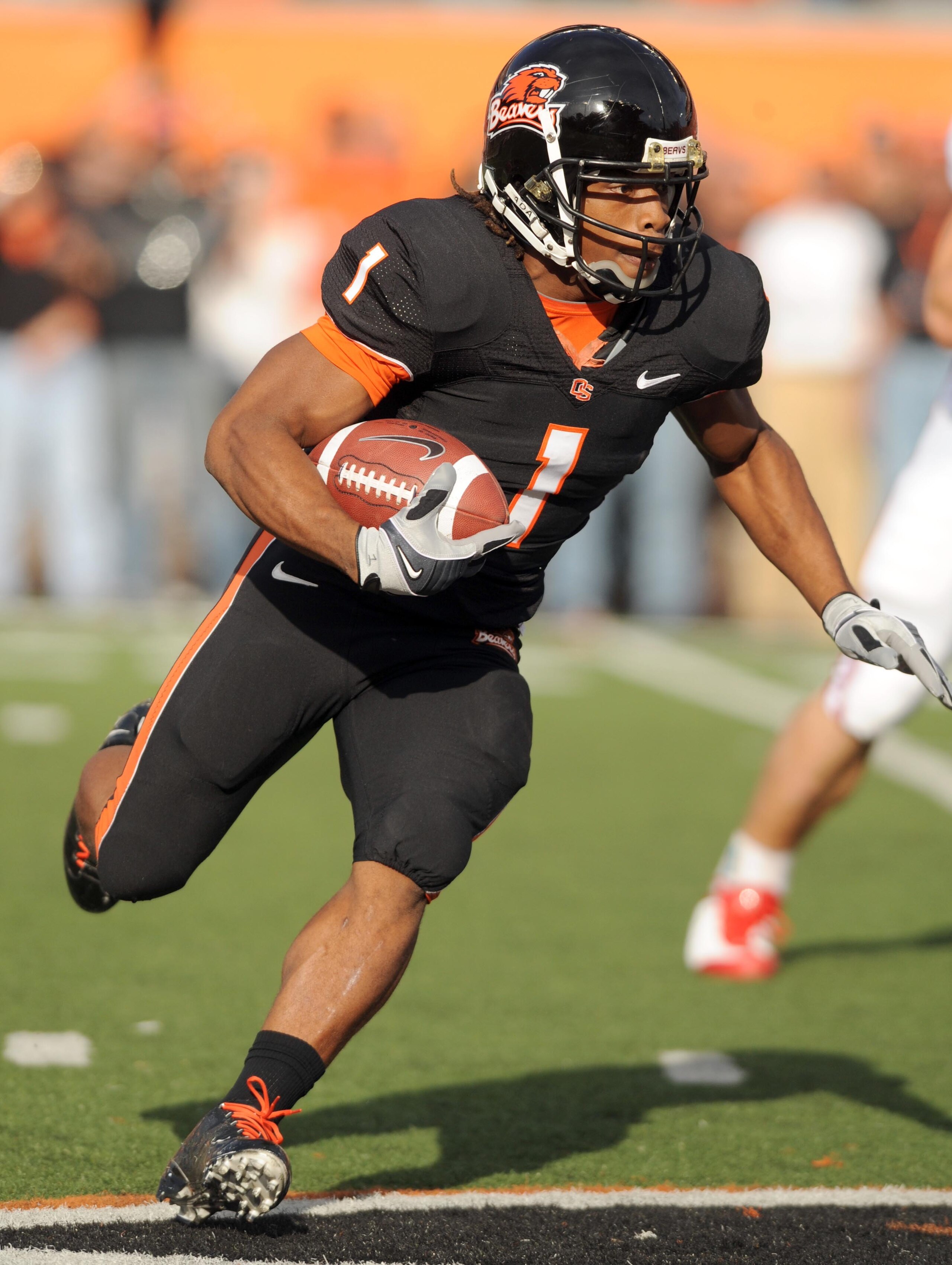 CORVALLIS, OR - OCTOBER 10: Running back Jacquizz Rodgers #1 of the Oregon State Beavers looks for some running room in the first quarter of the game against the Stanford Cardinals at Reser Stadium on October 10, 2009 in Corvallis, Oregon. Oregon State wo