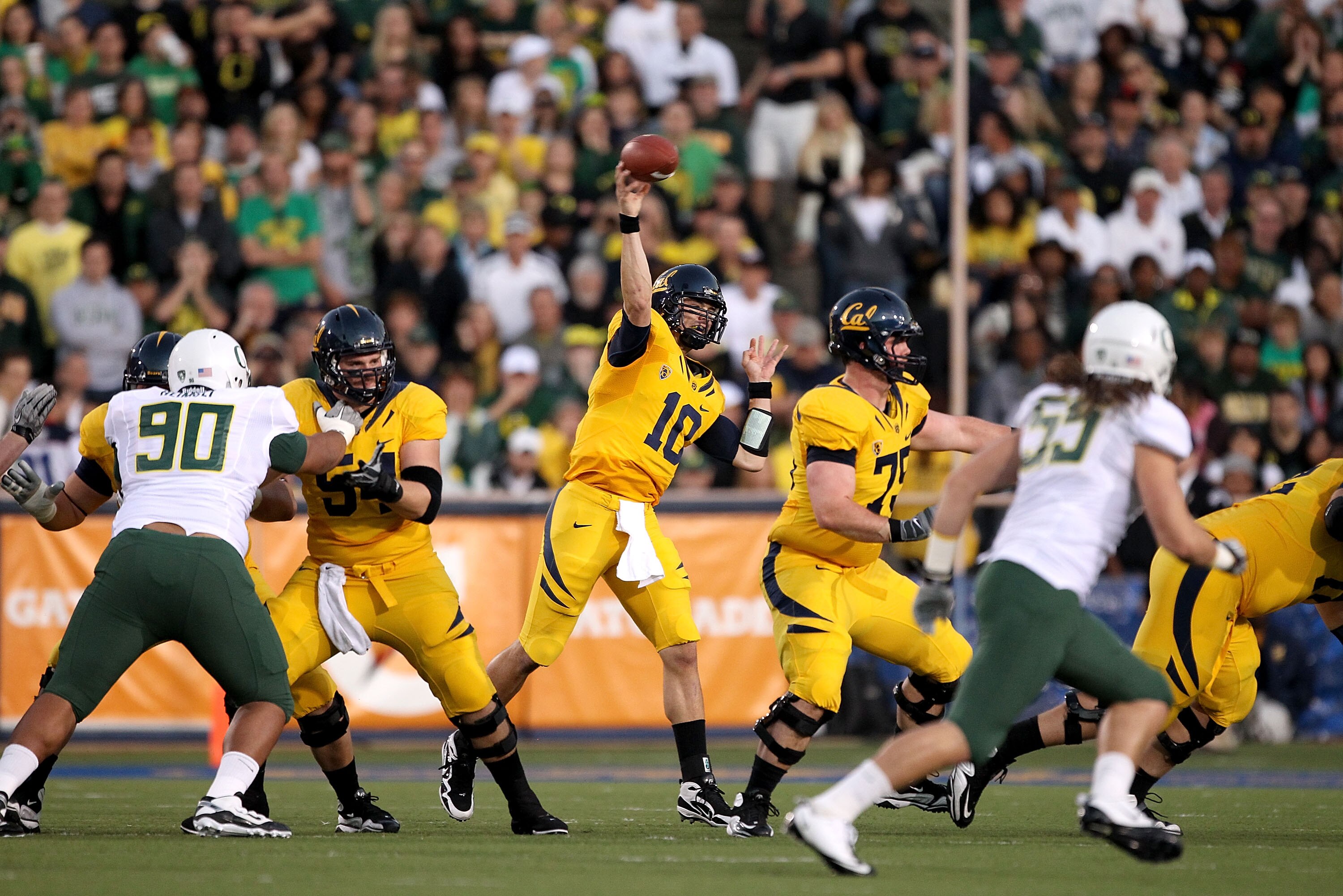 BERKELEY, CA - NOVEMBER 13:  Brock Mansion #10 of the California Golden Bears throws the ball against the Oregon Ducks at California Memorial Stadium on November 13, 2010 in Berkeley, California.  (Photo by Ezra Shaw/Getty Images)