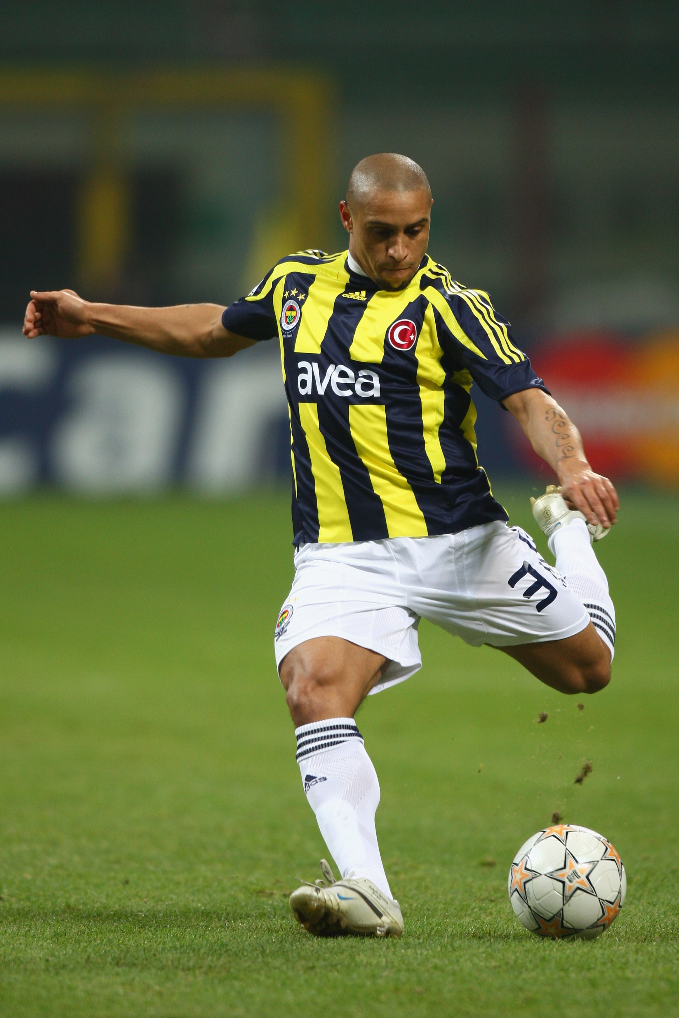 MILAN, ITALY - NOVEMBER 27:  Roberto Carlos of Fenerbahce during the UEFA Champions League Group G match between Inter Milan and Fenerbahce at the San Siro stadium on November 27, 2007 in Milan,Italy.  (Photo by Michael Steele/Getty Images)