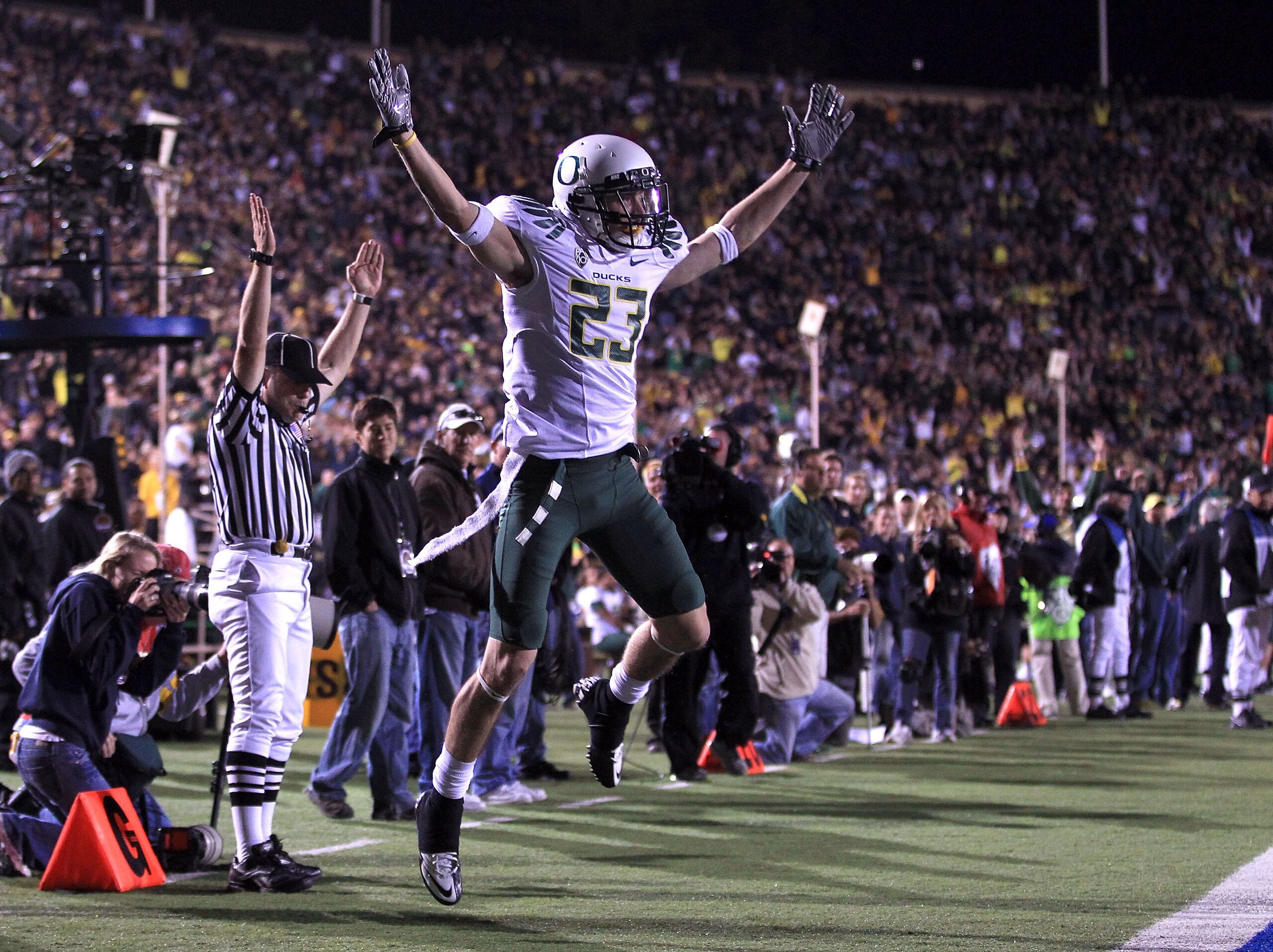 BERKELEY, CA - NOVEMBER 13: Jeff Maehl #23 of the Oregon Ducks celebrates after he scored a touchdown against the California Golden Bears at California Memorial Stadium on November 13, 2010 in Berkeley, California. (Photo by Ezra Shaw/Getty Images) BERKELEY, CA - NOVEMBER 13: Jeff Maehl #23 of the Oregon Ducks celebrates after he scored a touchdown against the California Golden Bears at California Memorial Stadium on November 13, 2010 in Berkeley, California. (Photo by Ezra Shaw/Getty Images)