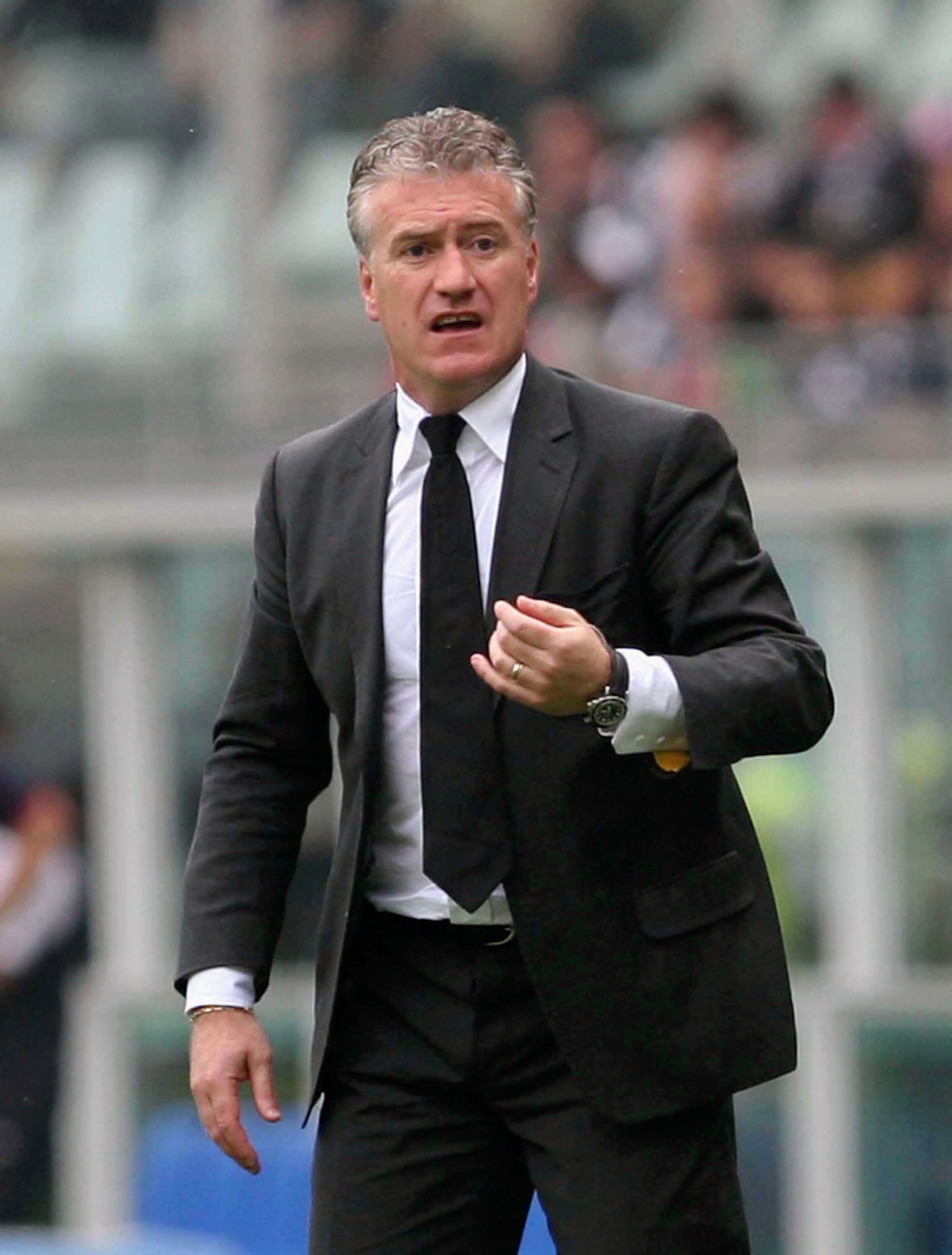 TURIN, ITALY - APRIL 21: Didier Deschamps, coach of Juventus shouts instructions to his players during the match between Juventus and Genoa on April 21, 2007 in Turin, Italy. (Photo by New Press/Getty Images)