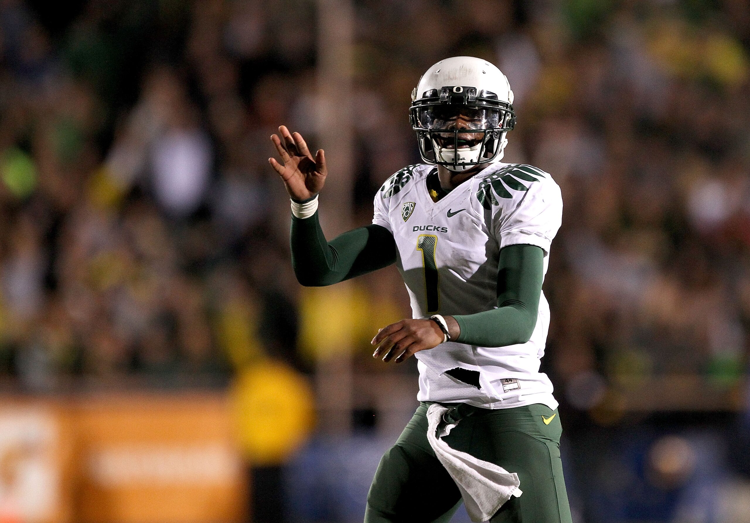 BERKELEY, CA - NOVEMBER 13:  Darron Thomas #1 of the Oregon Ducks motions for a first down that clinched their game against the California Golden Bears at the end of the fourth quarter at California Memorial Stadium on November 13, 2010 in Berkeley, Calif