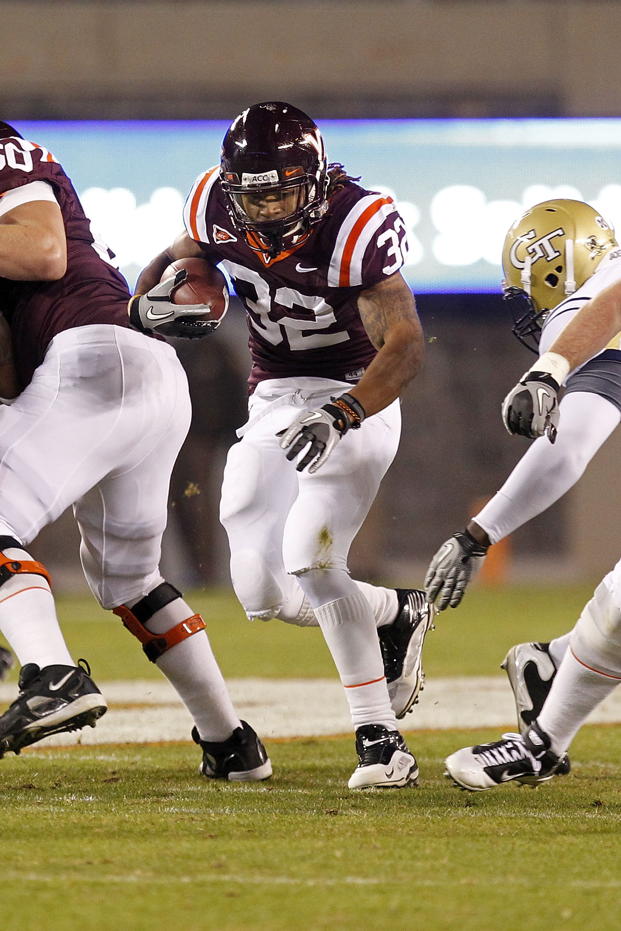 BLACKSBURG, VA - NOVEMBER 04: Running back Darren Evans #32 of the Virginia Tech Hokies runs with the ball against the Georgia Tech Yellow Jackets at Lane Stadium on November 4, 2010 in Blacksburg, Virginia.  (Photo by Geoff Burke/Getty Images)