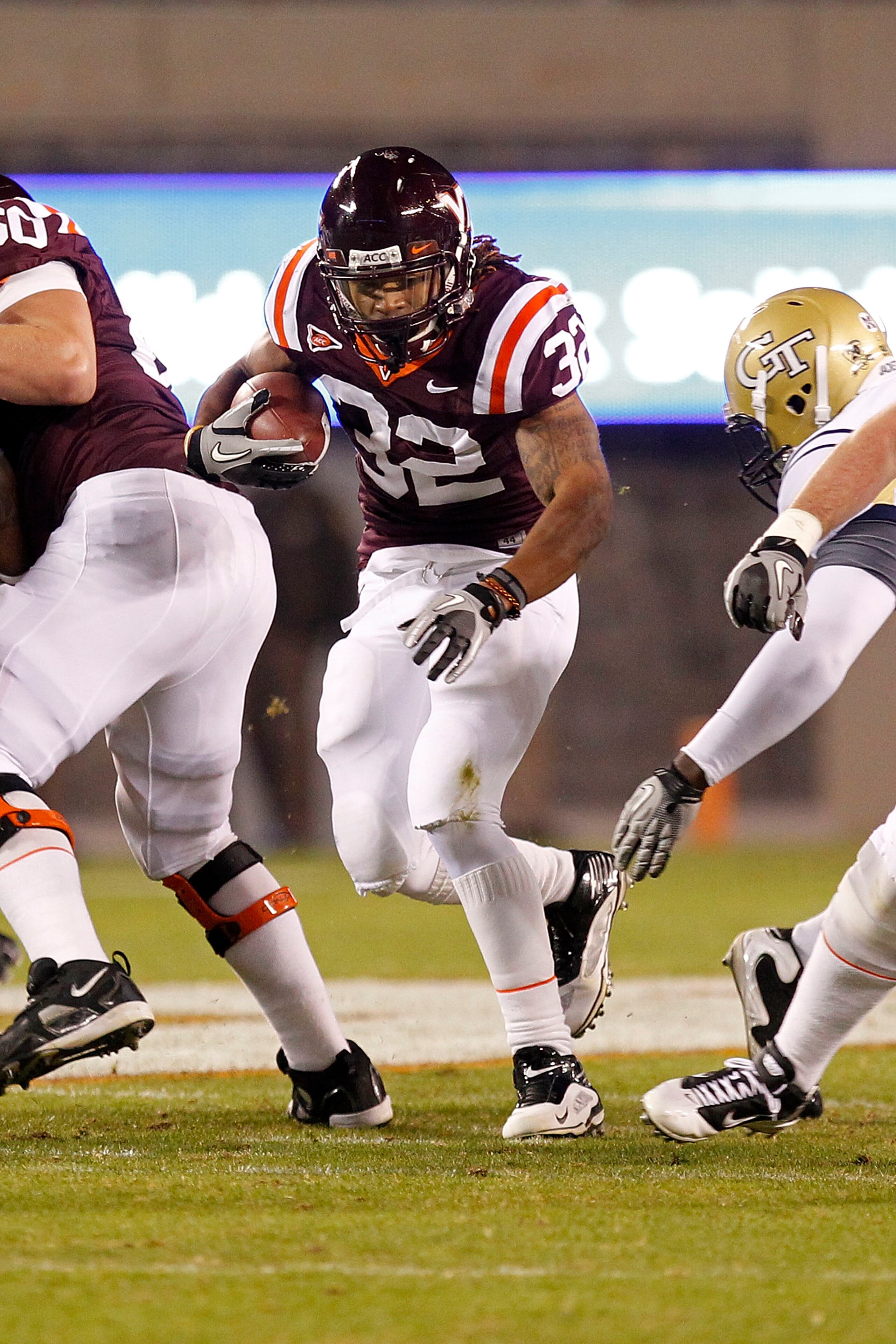 BLACKSBURG, VA - NOVEMBER 04: Running back Darren Evans #32 of the Virginia Tech Hokies runs with the ball against the Georgia Tech Yellow Jackets at Lane Stadium on November 4, 2010 in Blacksburg, Virginia.  (Photo by Geoff Burke/Getty Images)