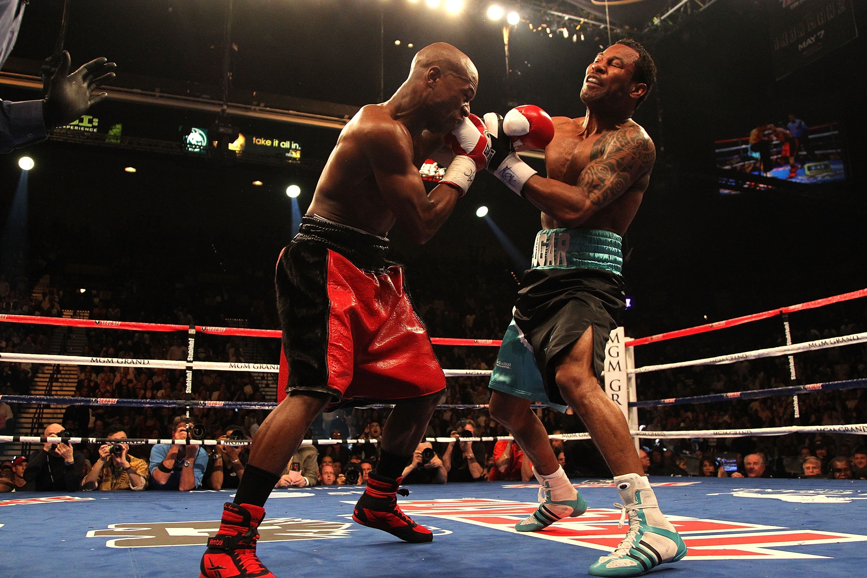 LAS VEGAS - MAY 01:  (L-R) Floyd Mayweather Jr. in action against Shane Mosley during their welterweight fight at the MGM Grand Garden Arena on May 1, 2010 in Las Vegas, Nevada.  (Photo by Jed Jacobsohn/Getty Images)