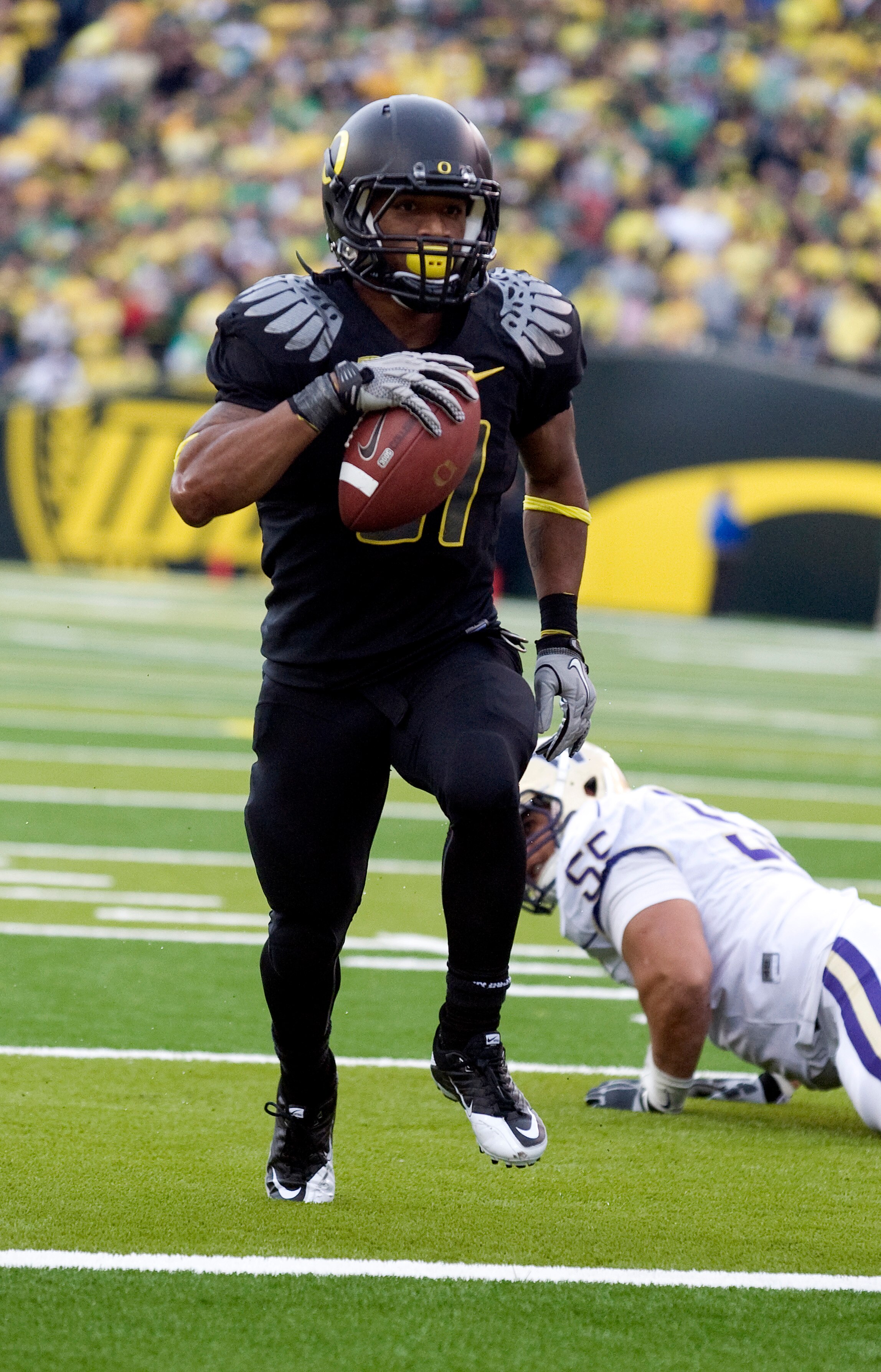 EUGENE, OR - NOVEMBER 6: Running back LaMichael James #21 of the Oregon Ducks steps into the end zone past defensive tackle Sione Potoa'e #55 of the Washington Huskies in the fourth quarter of the game at Autzen Stadium on November 6, 2010 in Eugene, Oreg