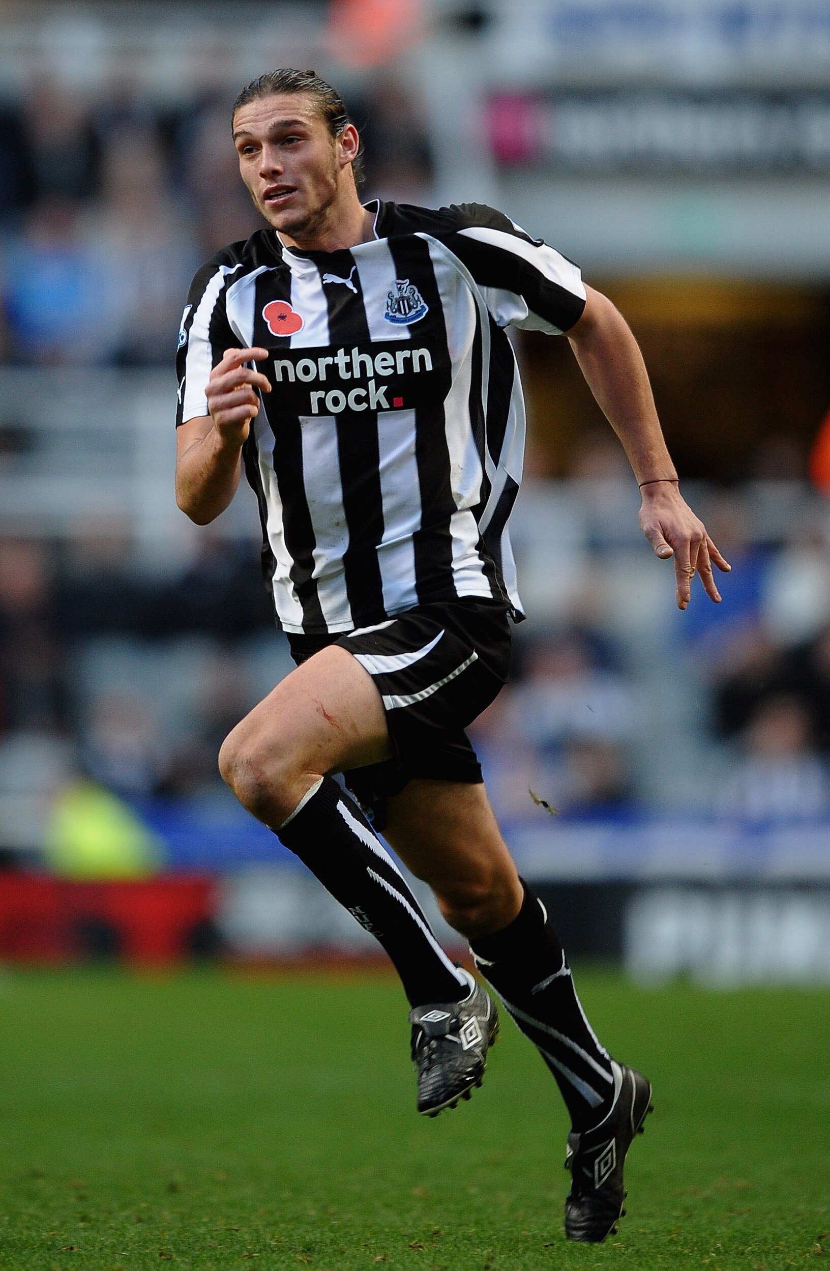 NEWCASTLE UPON TYNE, ENGLAND - NOVEMBER 13: Andy Carroll of Newcastle United in action during the Barclays Premier League match between Newcastle United and Fulham at St James' Park on November 13, 2010 in Newcastle upon Tyne, England.  (Photo by Laurence