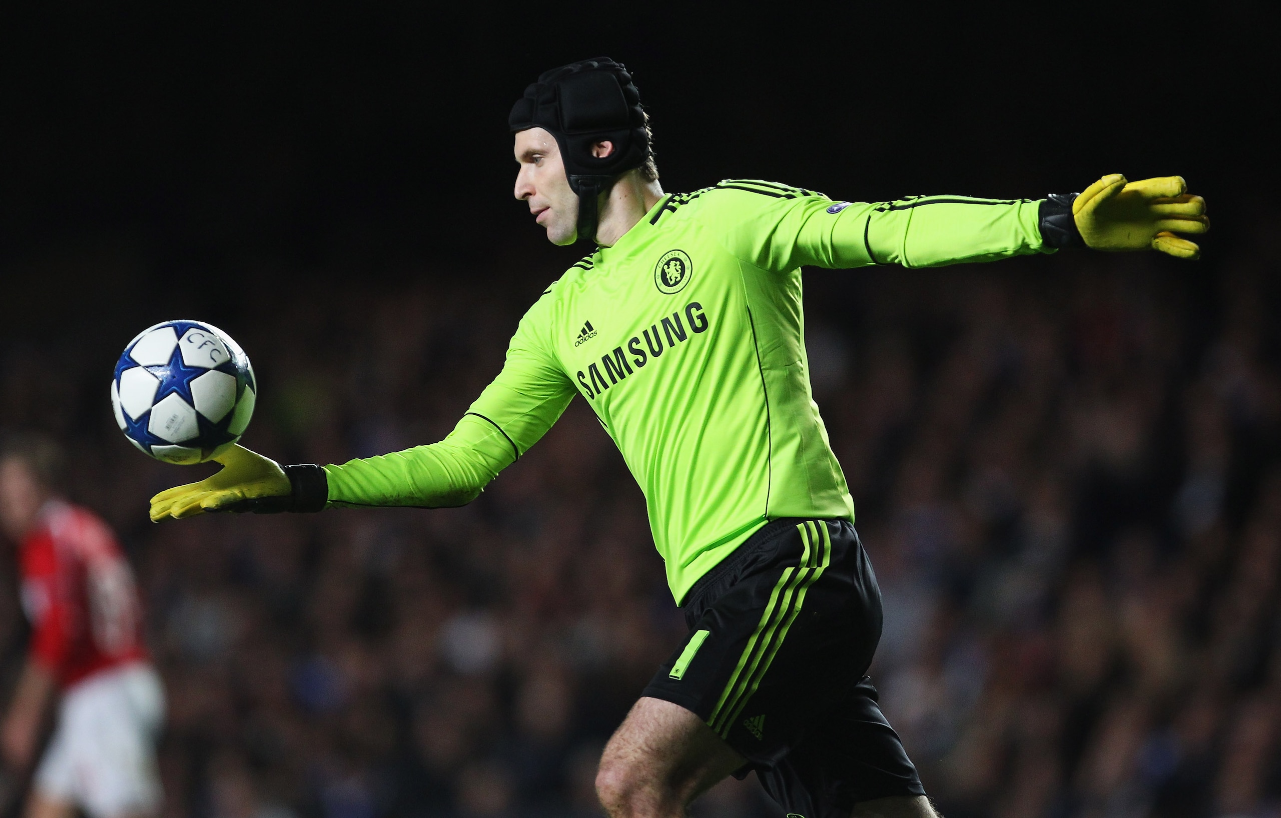LONDON, ENGLAND - NOVEMBER 03: Goalkeeper Petr Cech of Chelsea in action during the UEFA Champions League Group F match between Chelsea and Spartak Moscow at Stamford Bridge on November 3, 2010 in London, England.  (Photo by Clive Rose/Getty Images)