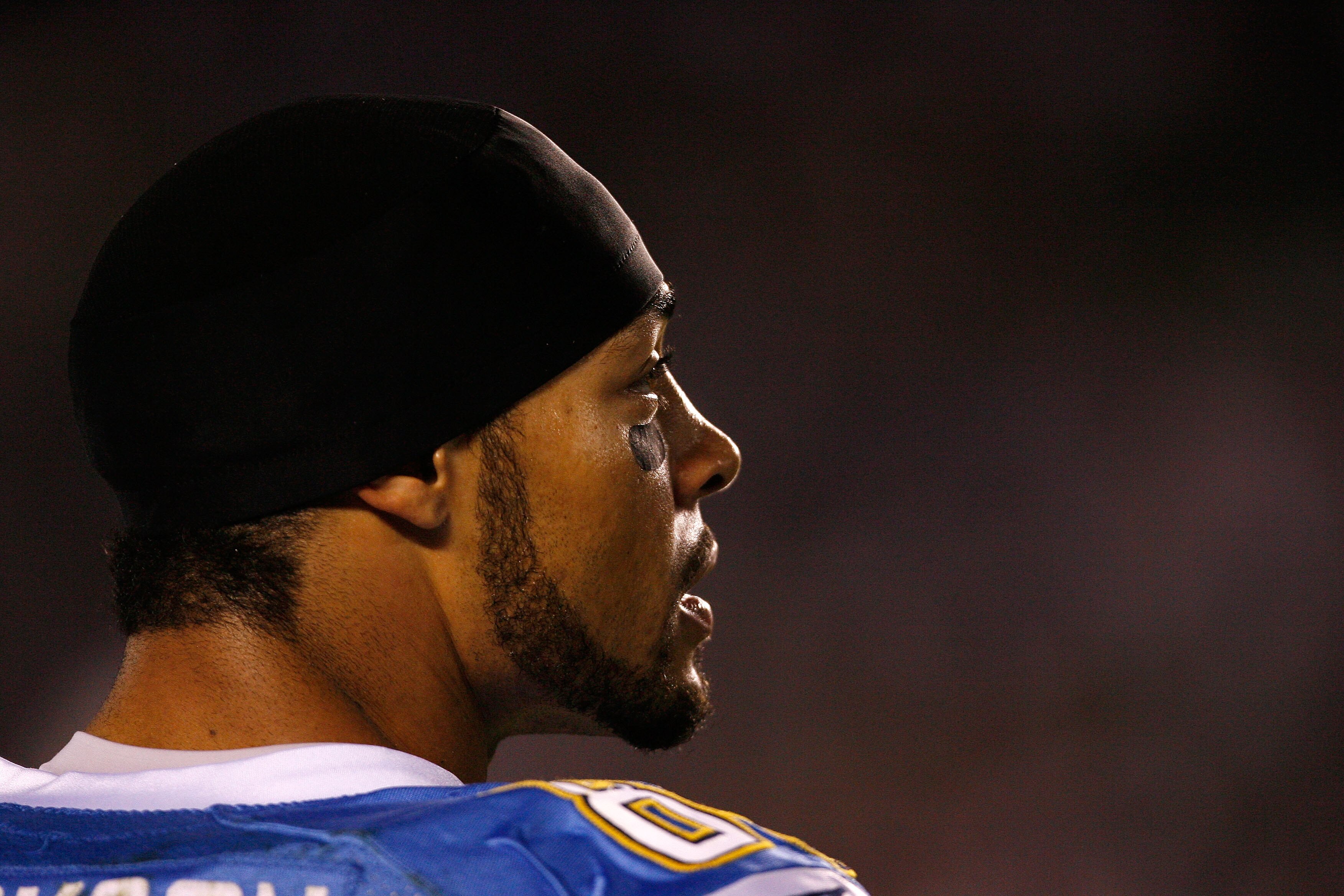 SAN DIEGO - DECEMBER 04:  Wide Receiver Vincent Jackson #83 of the San Diego Chargers looks on during their NFL Game against the Oakland Raiders on December 4, 2008 at Qualcomm Stadium in San Diego, California.  (Photo by Harry How/Getty Images)