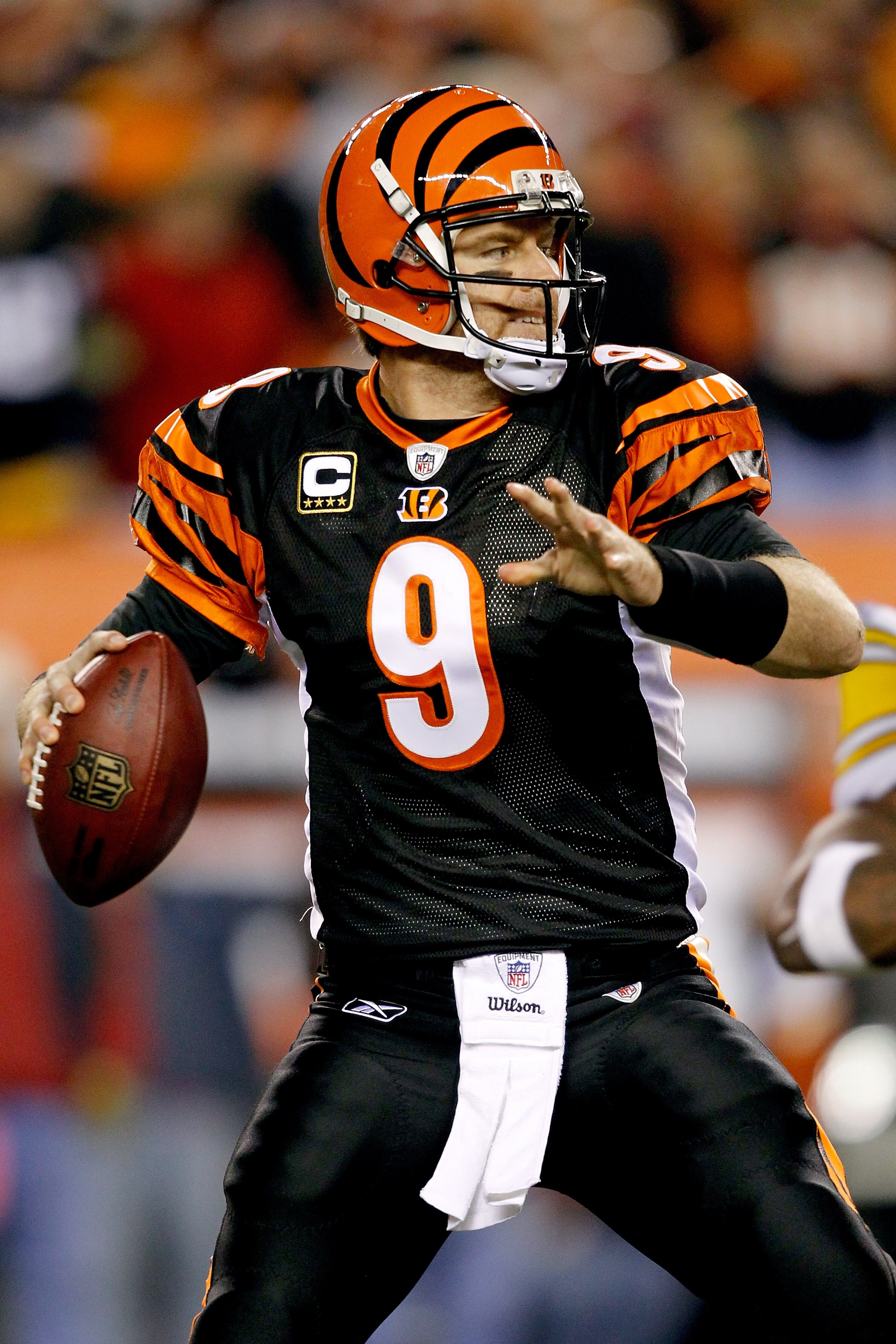 CINCINNATI - NOVEMBER 08: Carson Palmer #9 of the Cincinnati Bengals looks for an open receiver while playing the Pittsburgh Steelers at Paul Brown Stadium on November 8, 2010 in Cincinnati, Ohio.  (Photo by Matthew Stockman/Getty Images)