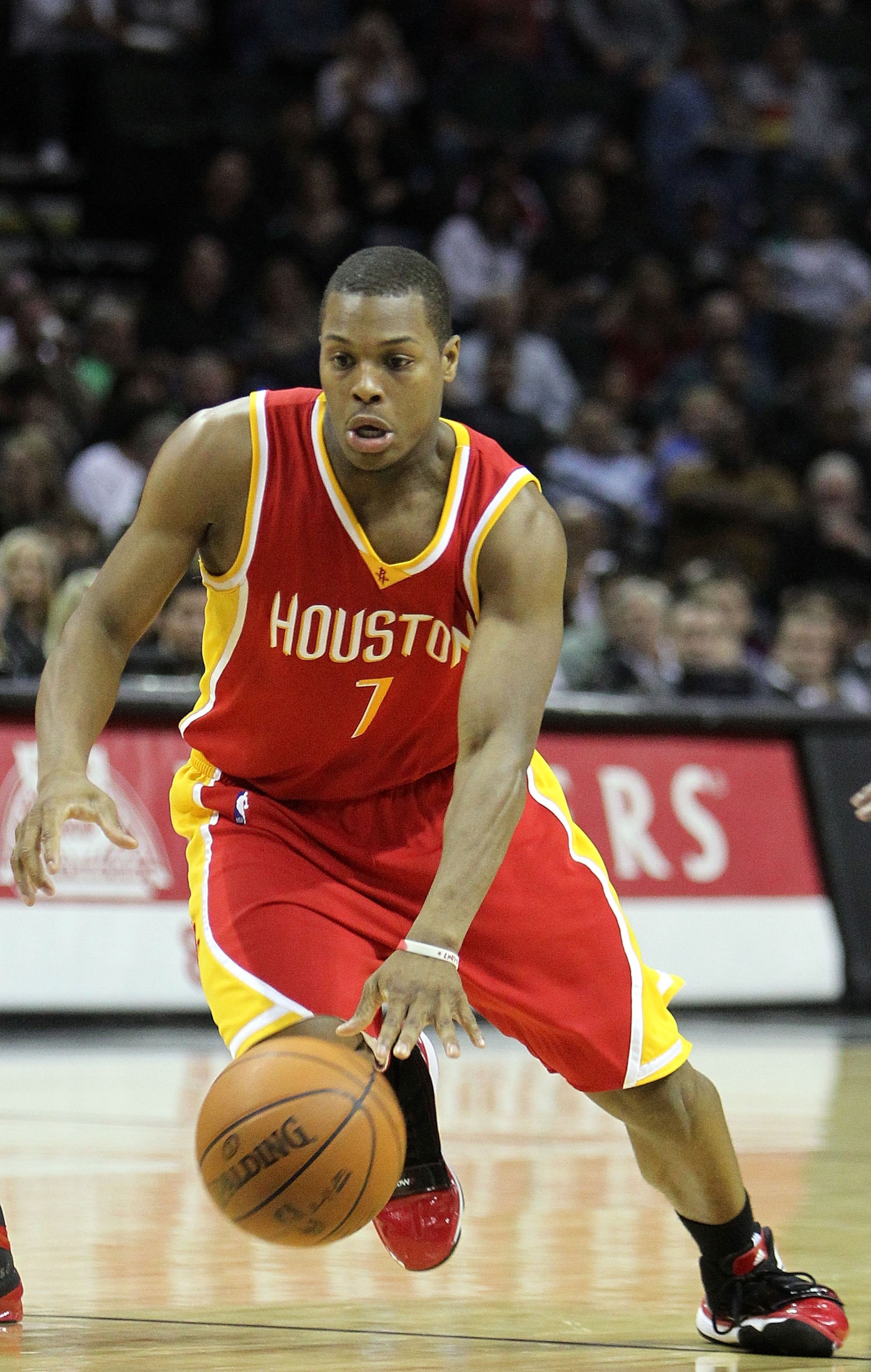 SAN ANTONIO - JANUARY 22:  Guard Kyle Lowry #7 of the Houston Rockets at AT&T Center on January 22, 2010 in San Antonio, Texas.  (Photo by Ronald Martinez/Getty Images)