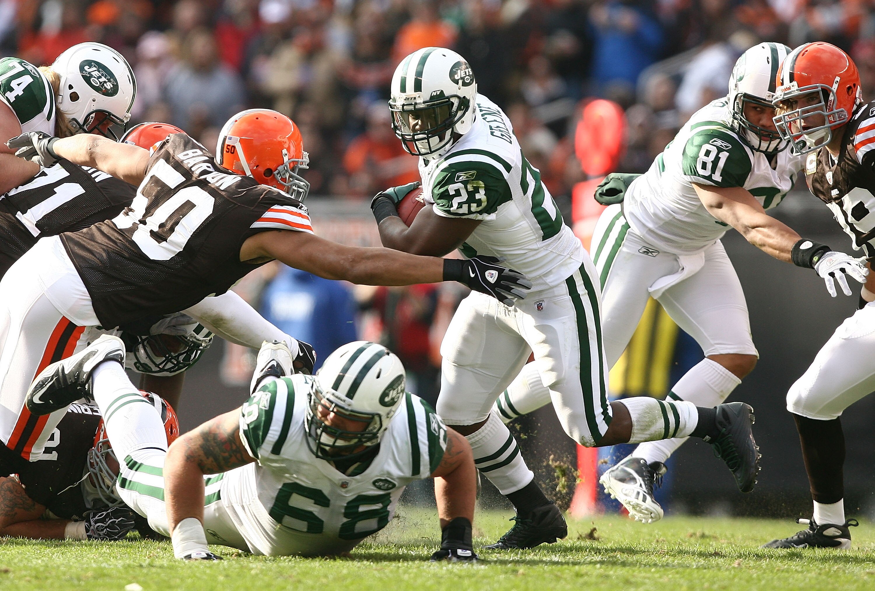 CLEVELAND - NOVEMBER 14:  Running back Shonn Greene #23 of the New York Jets runs by Eric Barton #50 of the Cleveland Browns  at Cleveland Browns Stadium on November 14, 2010 in Cleveland, Ohio.  (Photo by Matt Sullivan/Getty Images)