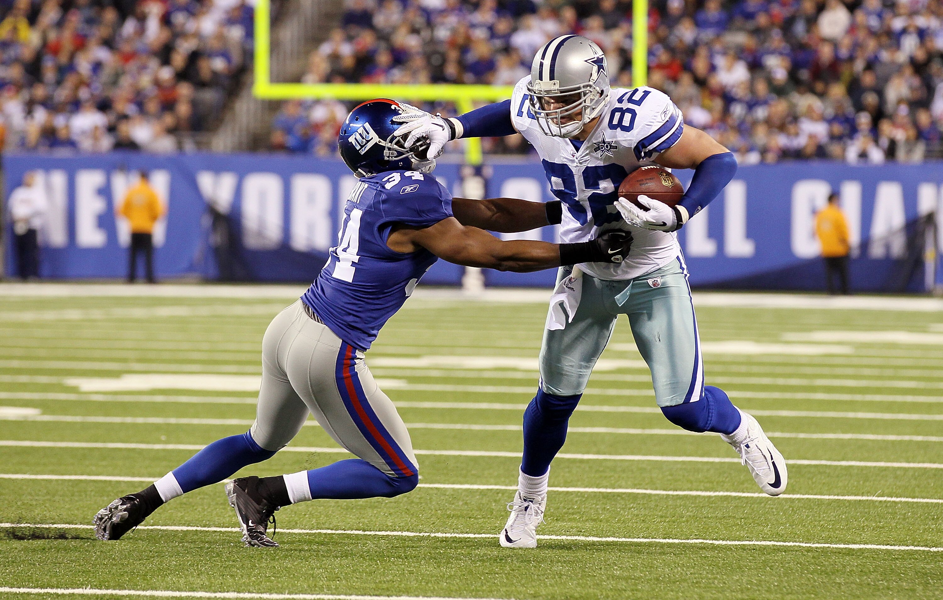 EAST RUTHERFORD, NJ - NOVEMBER 14:  Jason Witten #82 of the Dallas Cowboys runs the ball against Deon Grant #34 of the New York Giants on November 14, 2010 at the New Meadowlands Stadium in East Rutherford, New Jersey.  (Photo by Jim McIsaac/Getty Images)