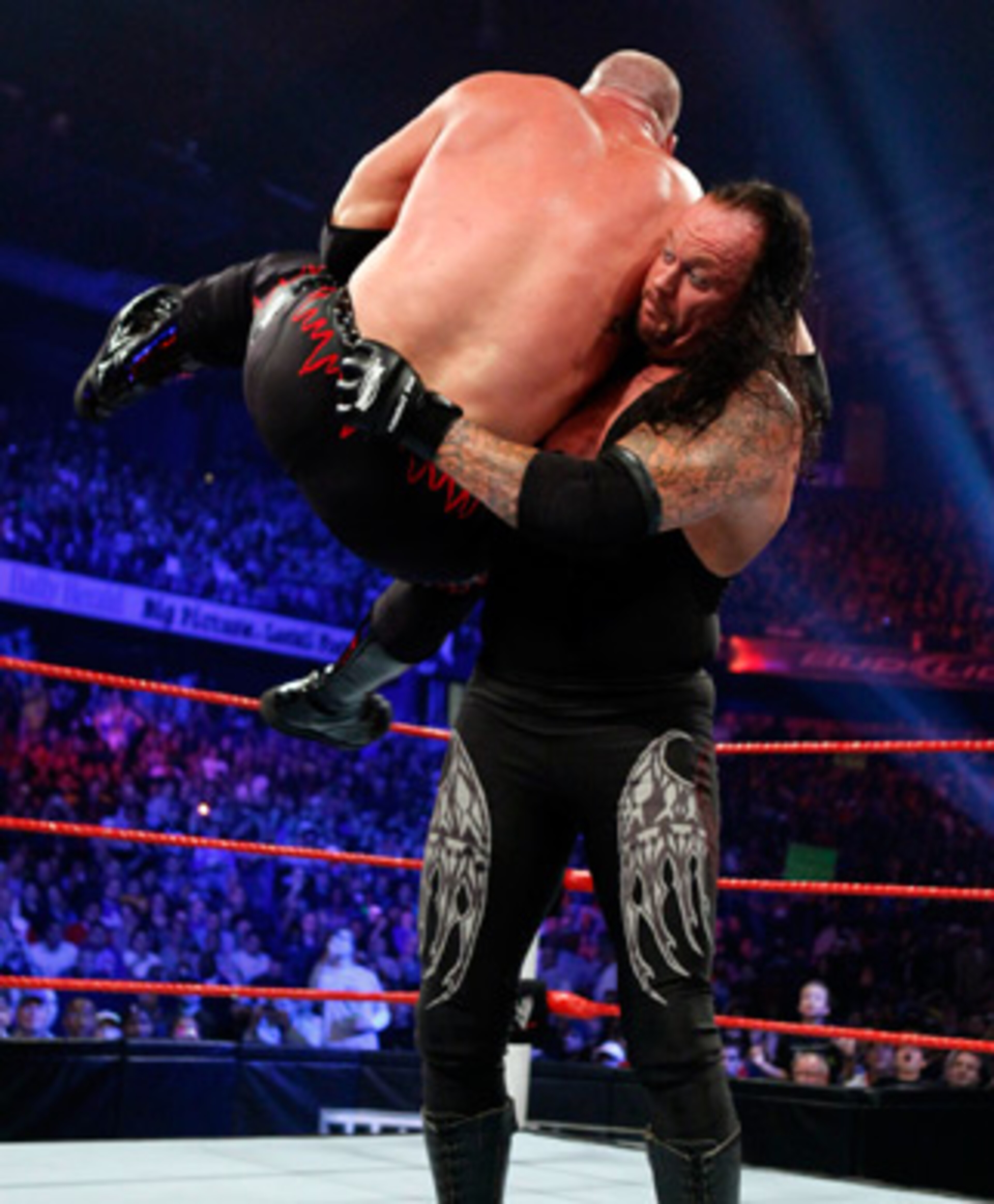 Undertaker chokeslams Kane, photo copyright to WWE.com