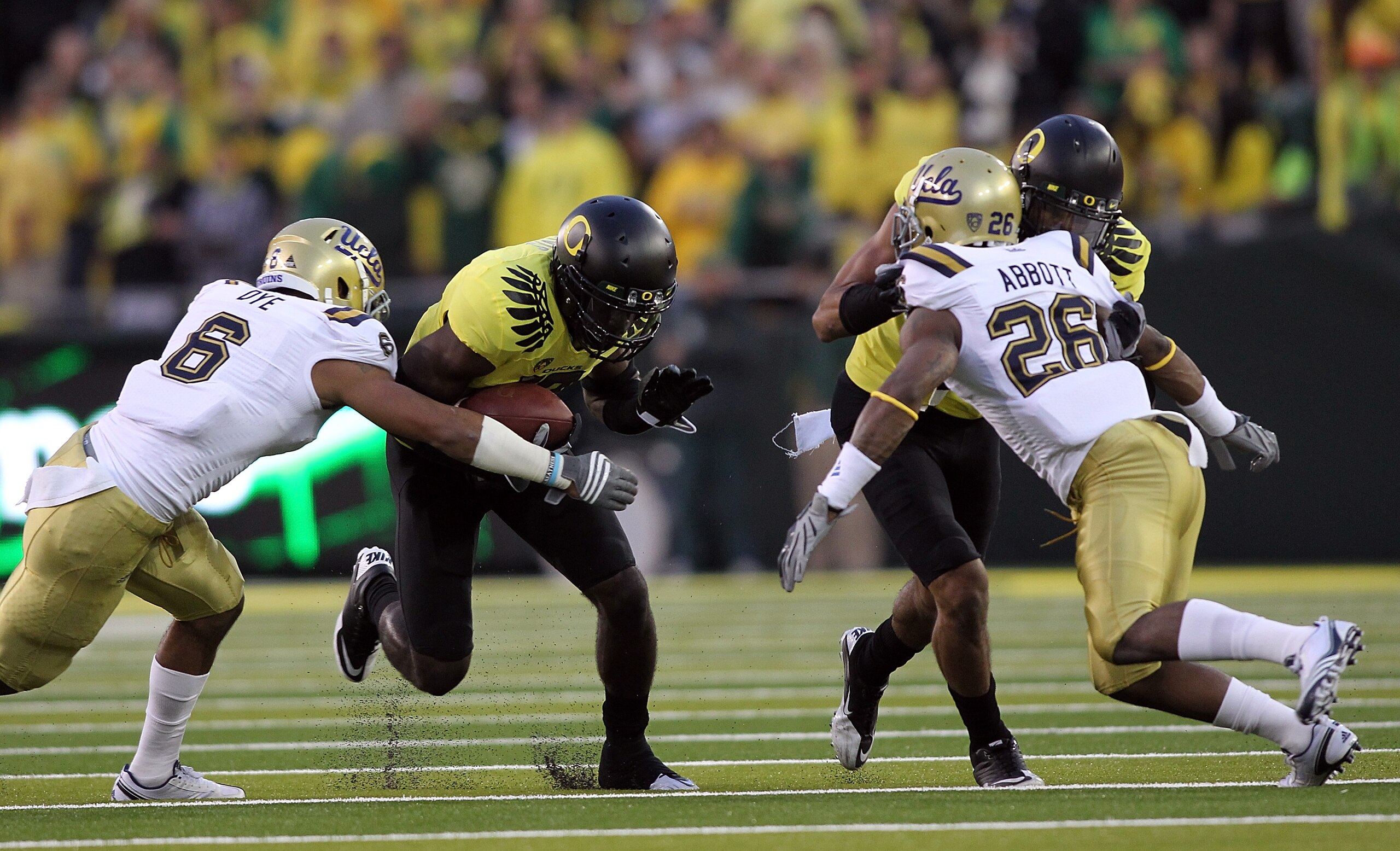 EUGENE, OR - OCTOBER 21:  D. J. Davis #10 of the Oregon Ducks runs the ball against  the UCLA Bruins on October 21, 2010 at the Autzen Stadium in Eugene, Oregon.  (Photo by Jonathan Ferrey/Getty Images)