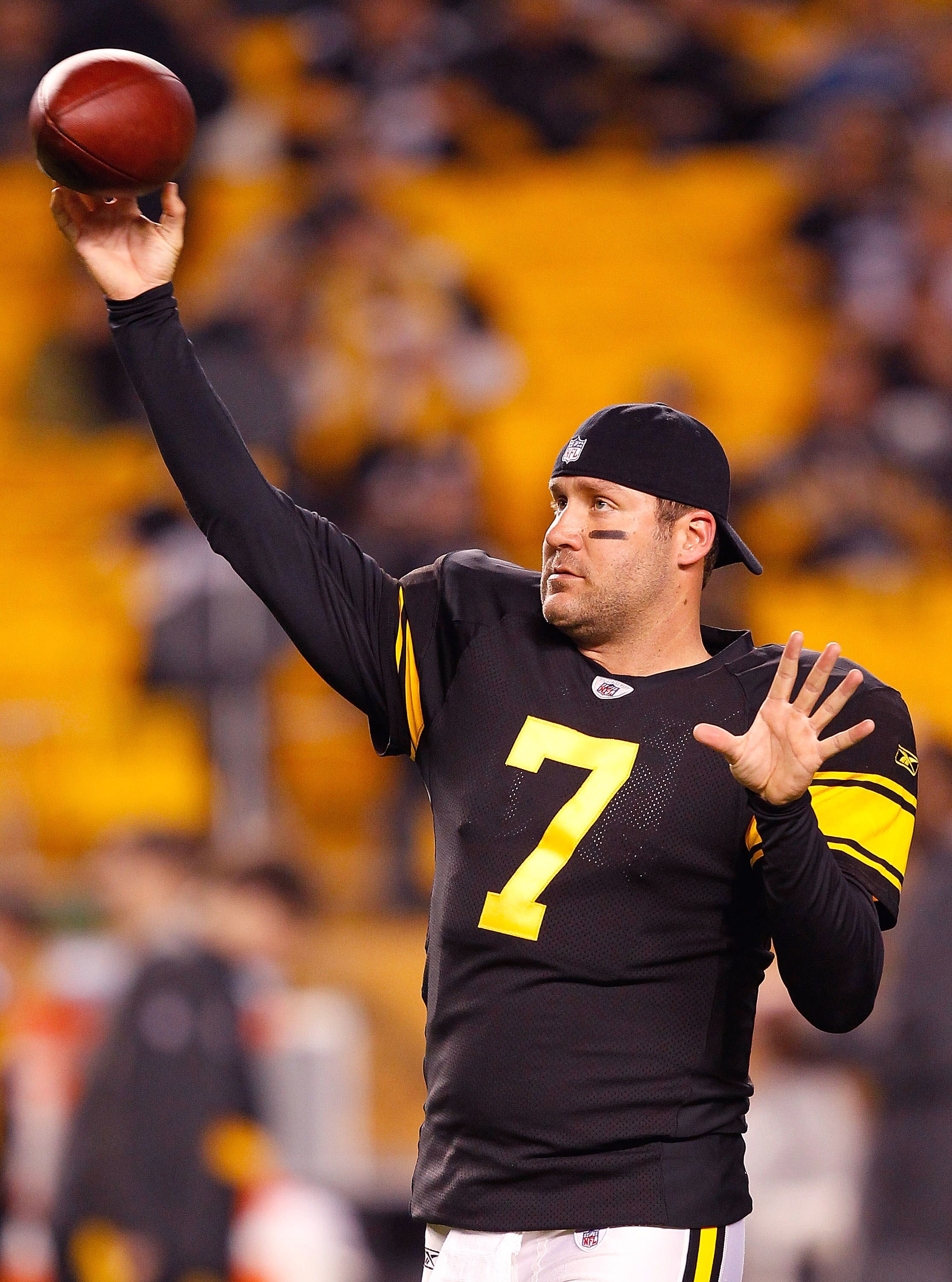 PITTSBURGH - NOVEMBER 14:  Ben Roethlisberger #7 of the Pittsburgh Steelers warms up prior to the game against the New England Patriots on November 14, 2010 at Heinz Field in Pittsburgh, Pennsylvania.  (Photo by Jared Wickerham/Getty Images)