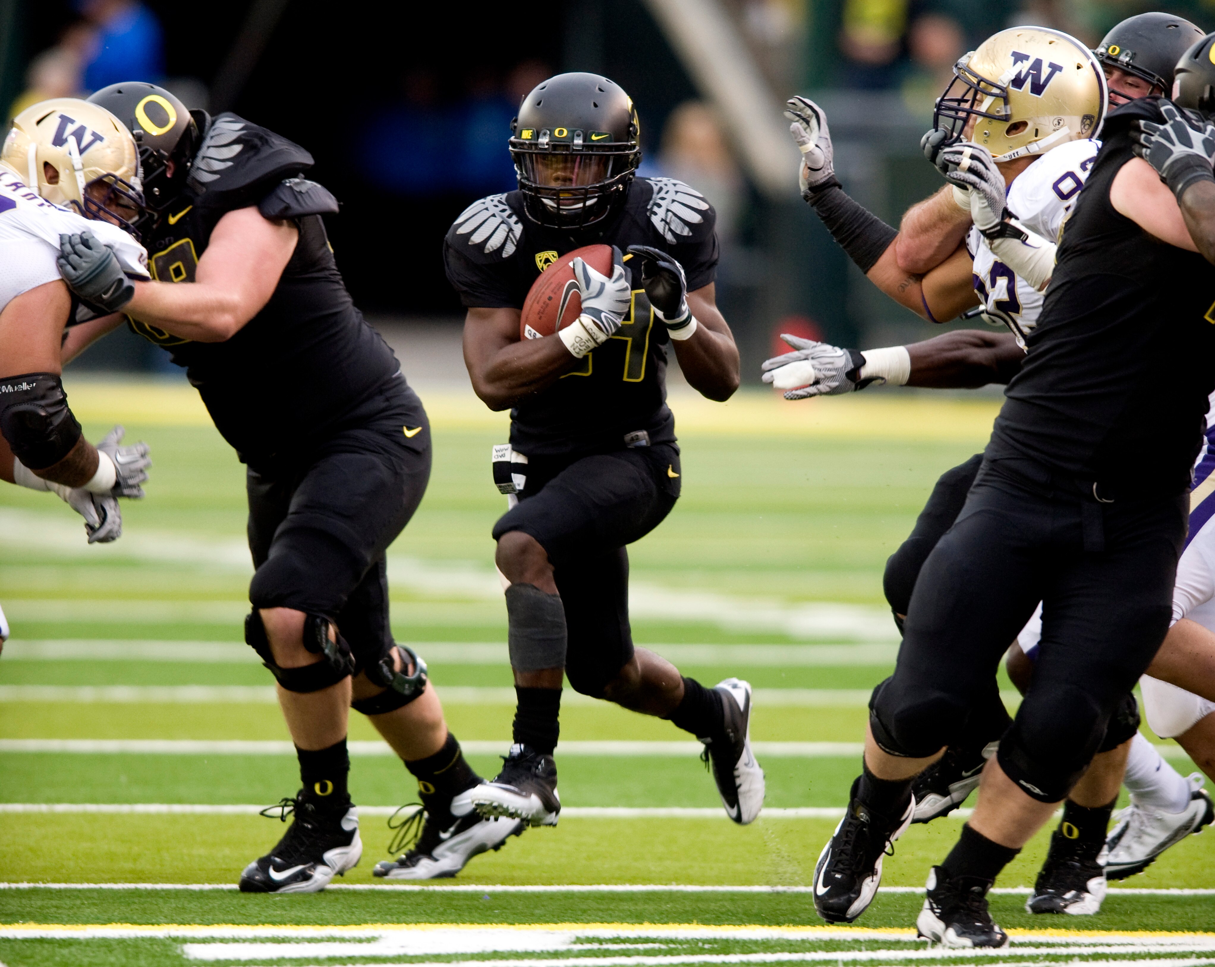 EUGENE, OR - NOVEMBER 6: Running back Kenjon Barner #24 of the Oregon Ducks steps through a hole in the line in the fourth quarter of the game against the Washington Huskies at Autzen Stadium on November 6, 2010 in Eugene, Oregon. The Ducks won the game 5