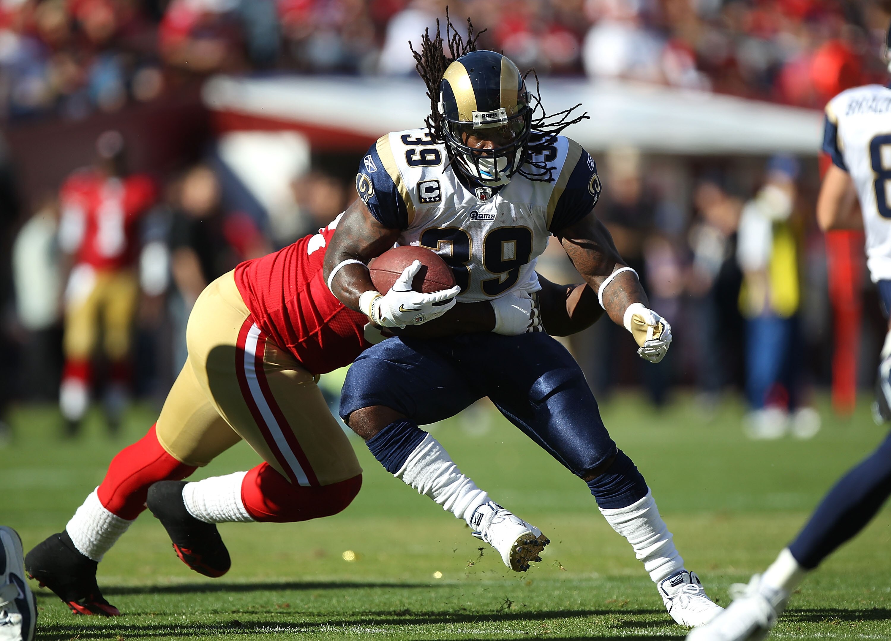 SAN FRANCISCO - NOVEMBER 14:  Steven Jackson #39 of the St. Louis Rams runs against the San Francisco 49ers during an NFL game at Candlestick Park on November 14, 2010 in San Francisco, California.  (Photo by Jed Jacobsohn/Getty Images)