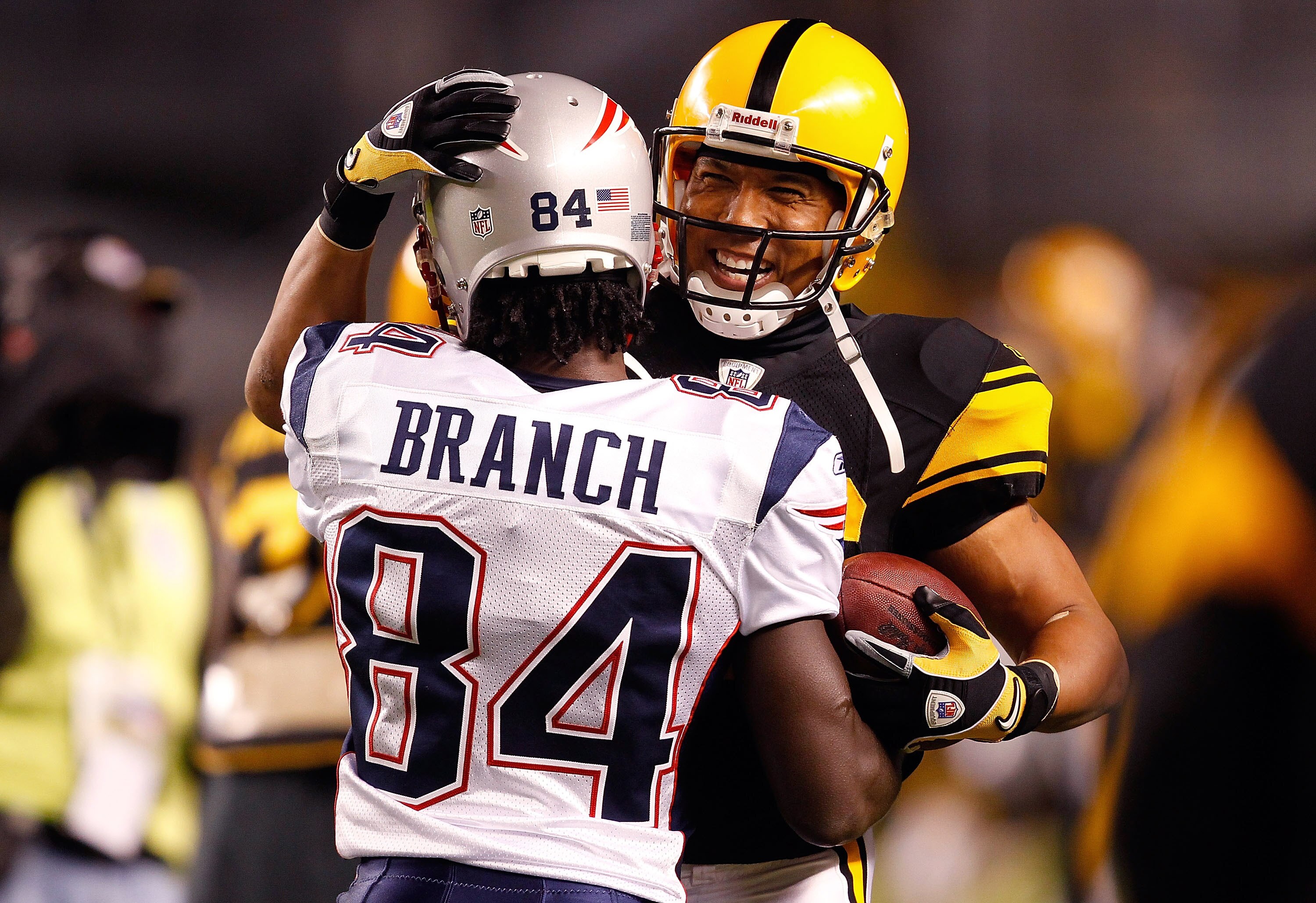 PITTSBURGH - NOVEMBER 14:  Hines Ward #86 of the Pittsburgh Steelers and Deion Branch #84 of the New England Patriots greet each other prior to the game on November 14, 2010 at Heinz Field in Pittsburgh, Pennsylvania.  (Photo by Jared Wickerham/Getty Imag
