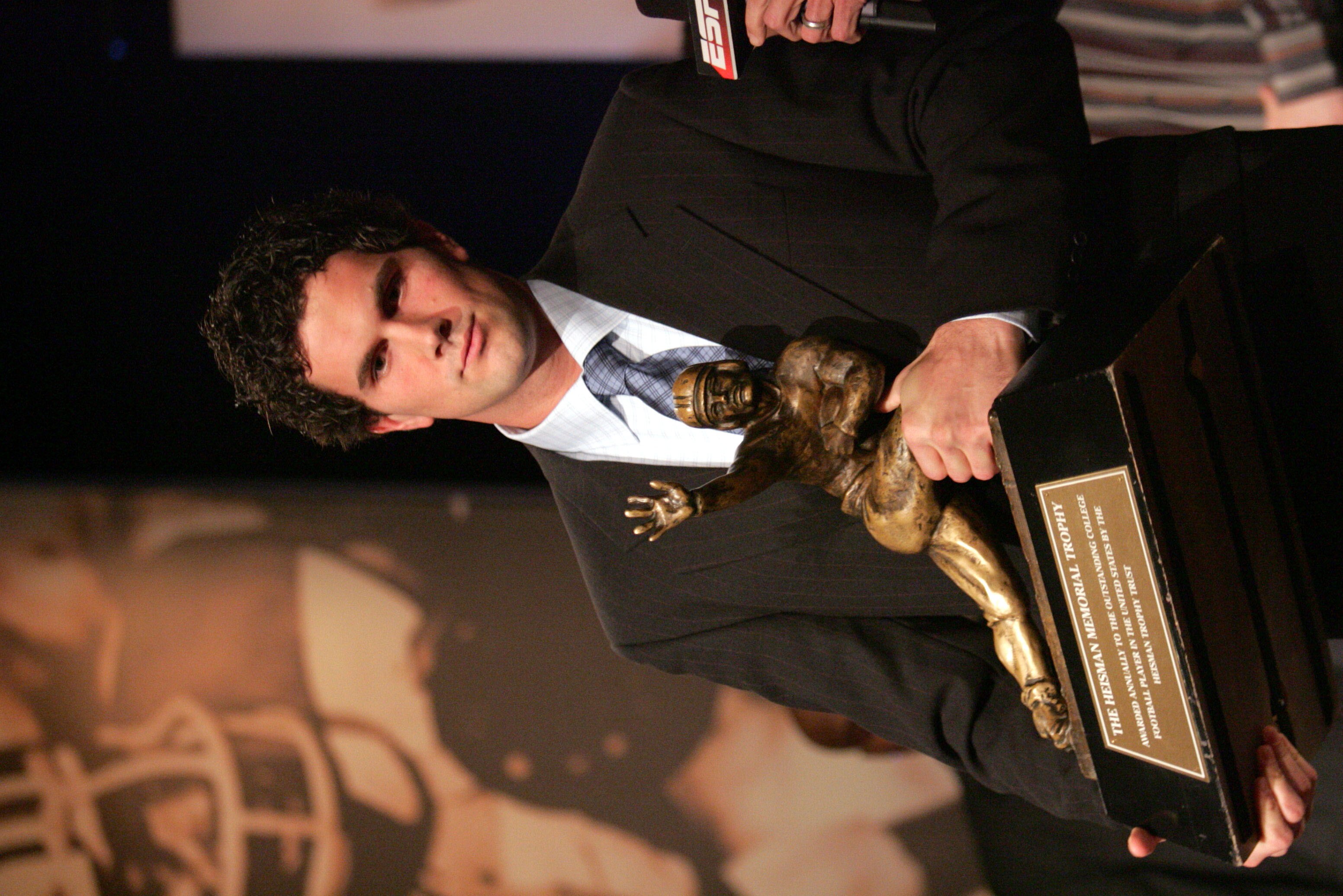 NEW YORK - DECEMBER 11:  Quarterback Matt Leinart of the University of Southern California Trojans wins the 2004 Heisman Trophy on December 11, 2004 in New York City. (Photo by Julie Jacobson-Pool/Getty Images)
