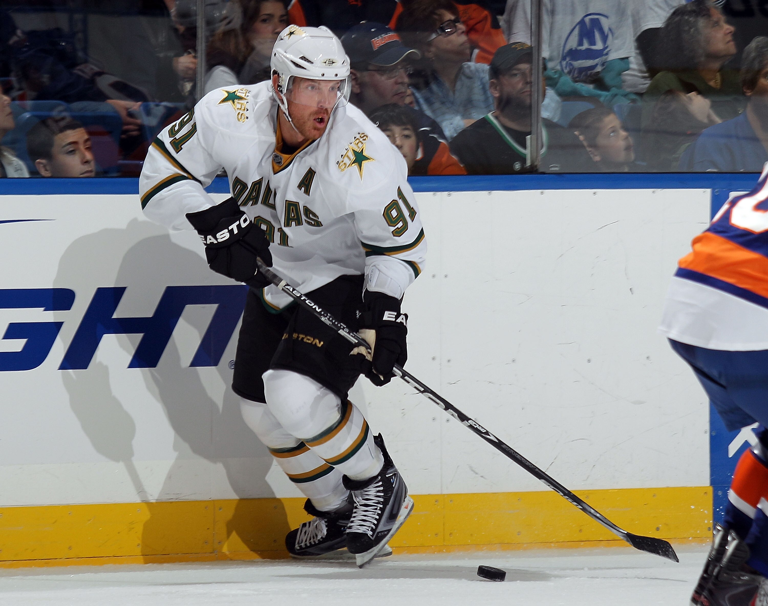 UNIONDALE, NY - OCTOBER 09:  Brad Richards #91 of the Dallas Stars skates against the New York Islanders at the Nassau Coliseum on October 9, 2010 in Uniondale, New York.  (Photo by Bruce Bennett/Getty Images)