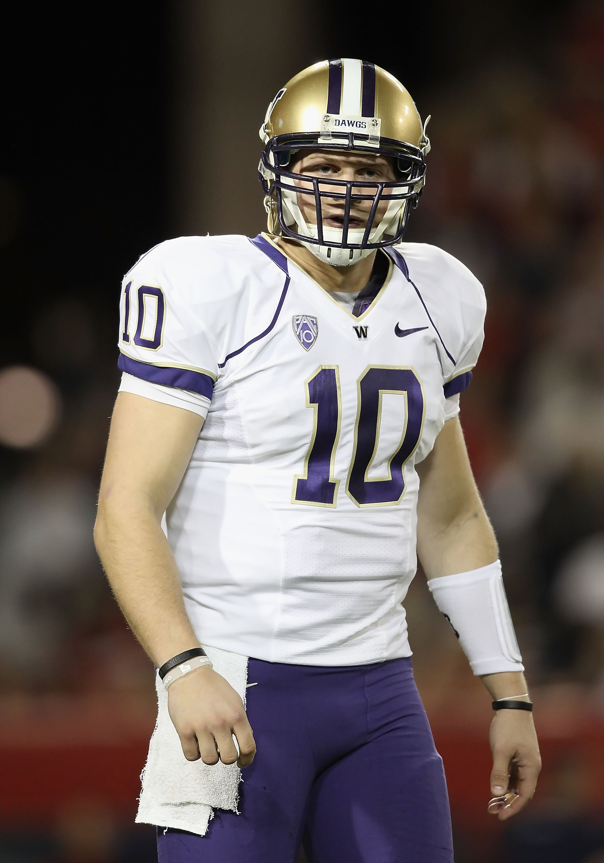 TUCSON, AZ - OCTOBER 23:  Quarterback Jake Locker #10 of the Washington Huskies during the college football game against the Arizona Wildcats at Arizona Stadium on October 23, 2010 in Tucson, Arizona. The Wildcats defeated the Huskies 44-14.  (Photo by Ch
