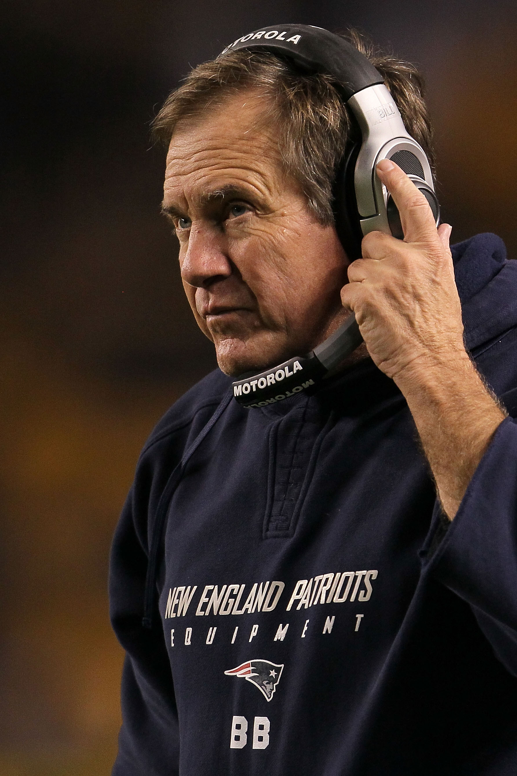 PITTSBURGH - NOVEMBER 14: Head coach Bill Belichick of the New England Patriots gives instructions against the Pittsburgh Steelers on November 14, 2010 at Heinz Field in Pittsburgh, Pennsylvania.  (Photo by Chris McGrath/Getty Images)