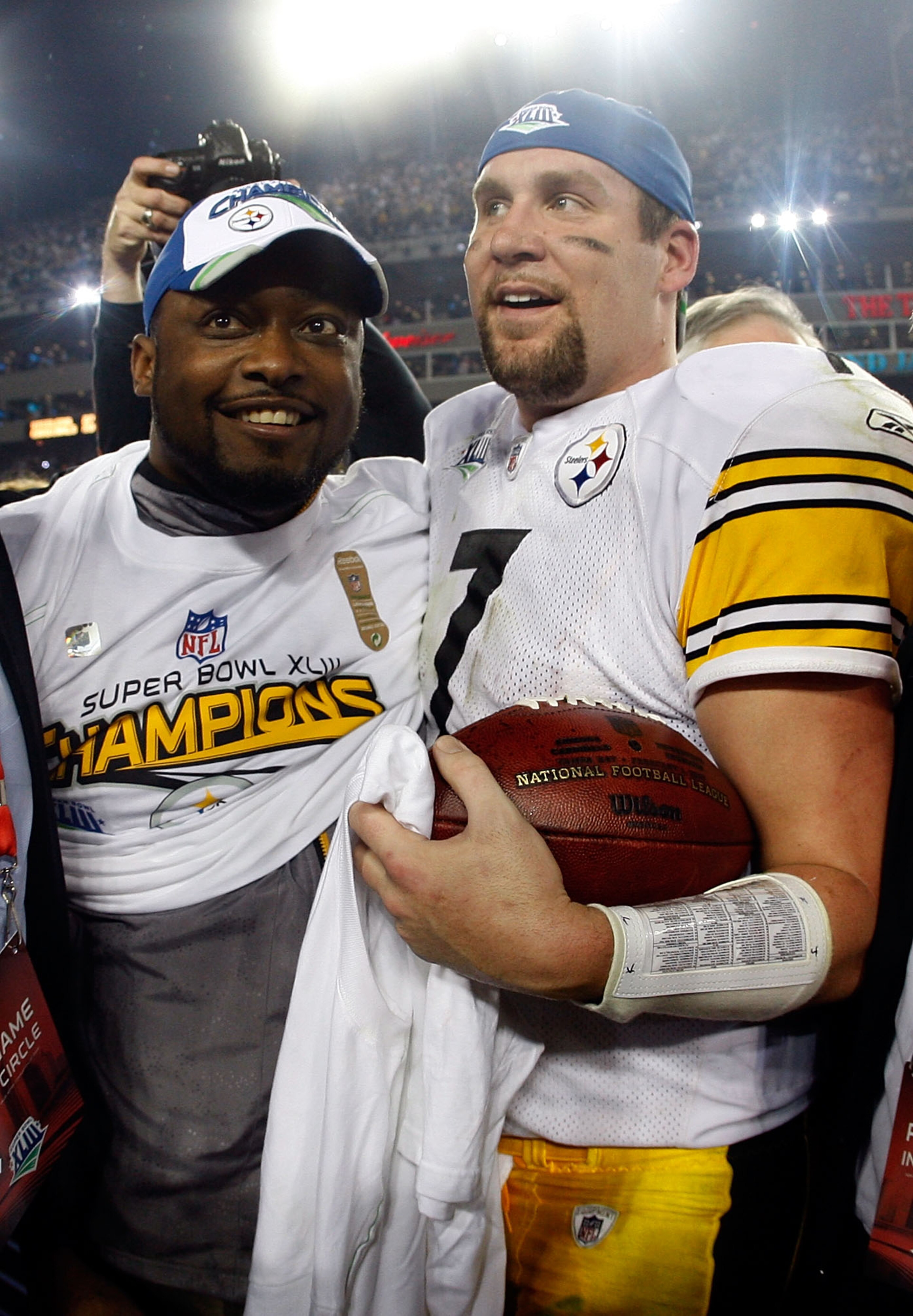 TAMPA, FL - FEBRUARY 01:  (L-R) Head coach Mike Tomlin and Ben Roethlisberger #7 of of the Pittsburgh Steelers celebrate on the field after their 27-23 win against the Arizona Cardinals during Super Bowl XLIII on February 1, 2009 at Raymond James Stadium 