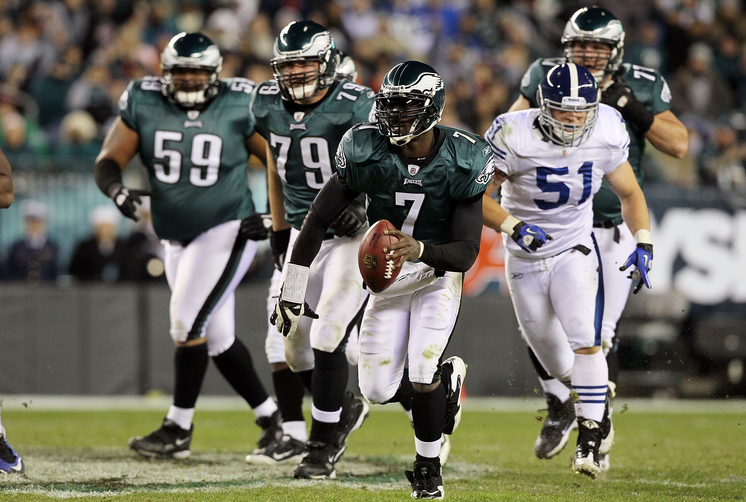 PHILADELPHIA - NOVEMBER 07:  Michael Vick #7 of the Philadelphia Eagles runs the ball against the Indianapolis Colts on November 7, 2010 at Lincoln Financial Field in Philadelphia, Pennsylvania. The Eagles defeated the Colts 26-24.  (Photo by Jim McIsaac/