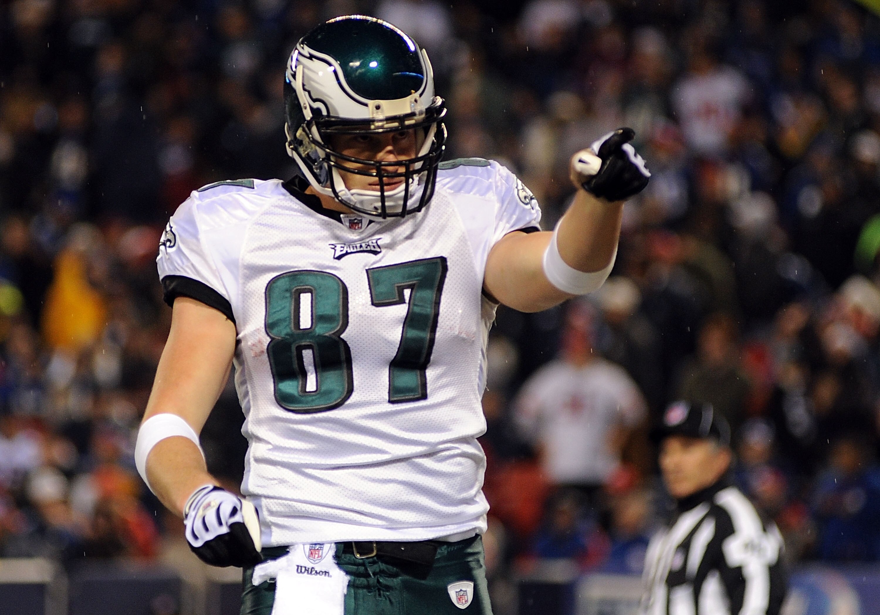 EAST RUTHERFORD, NJ - DECEMBER 13:  Brent Celek #87 of the Philadelphia Eagles celebrates after scoring a touchdown in the first quarter against the New York Giants at Giants Stadium on December 13, 2009 in East Rutherford, New Jersey.  (Photo by Michael