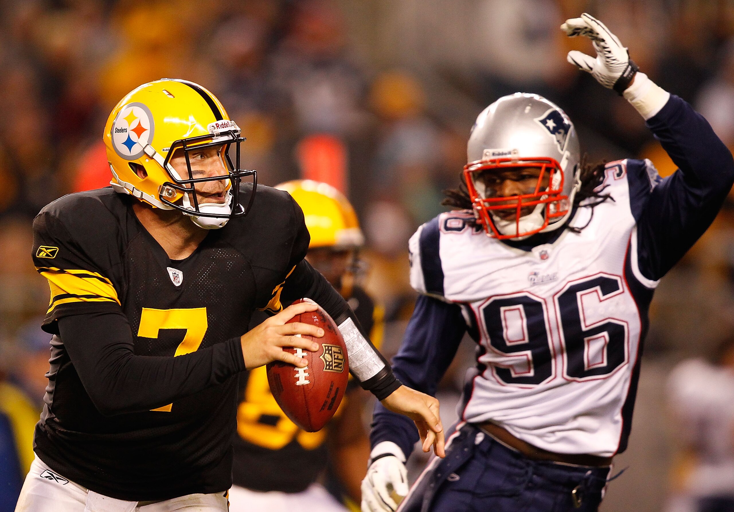 PITTSBURGH - NOVEMBER 14: Ben Roethlisberger #7 of the Pittsburgh Steelers is hurried by Jermaine Cunningham #96 of the New England Patriots during the game on November 14, 2010 at Heinz Field in Pittsburgh, Pennsylvania. (Photo by Jared Wickerham/Getty PITTSBURGH - NOVEMBER 14: Ben Roethlisberger #7 of the Pittsburgh Steelers is hurried by Jermaine Cunningham #96 of the New England Patriots during the game on November 14, 2010 at Heinz Field in Pittsburgh, Pennsylvania. (Photo by Jared Wickerham/Getty