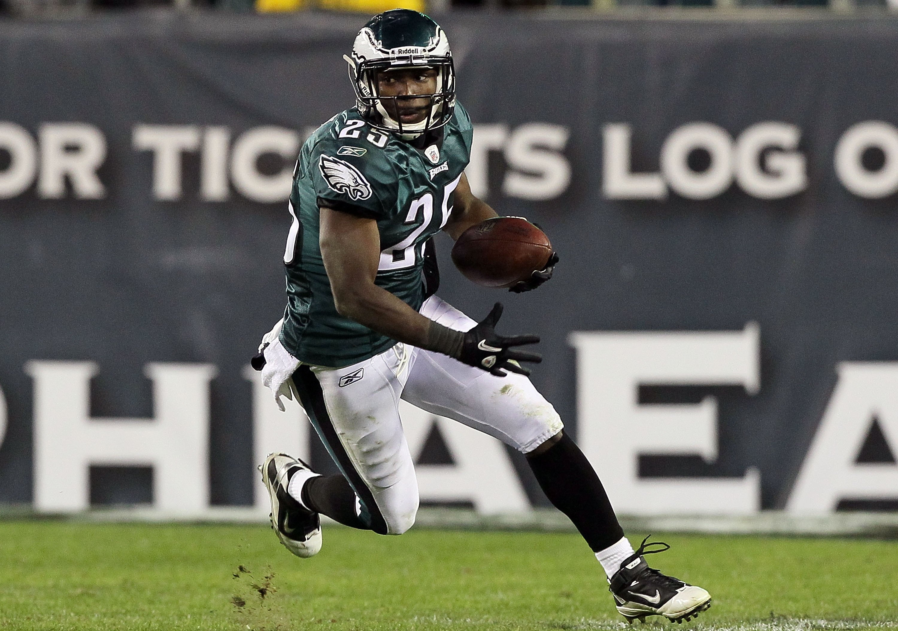 PHILADELPHIA - NOVEMBER 07:  LeSean McCoy #25 of the Philadelphia Eagles runs the ball against the Indianapolis Colts on November 7, 2010 at Lincoln Financial Field in Philadelphia, Pennsylvania. The Eagles defeated the Colts 26-24.  (Photo by Jim McIsaac