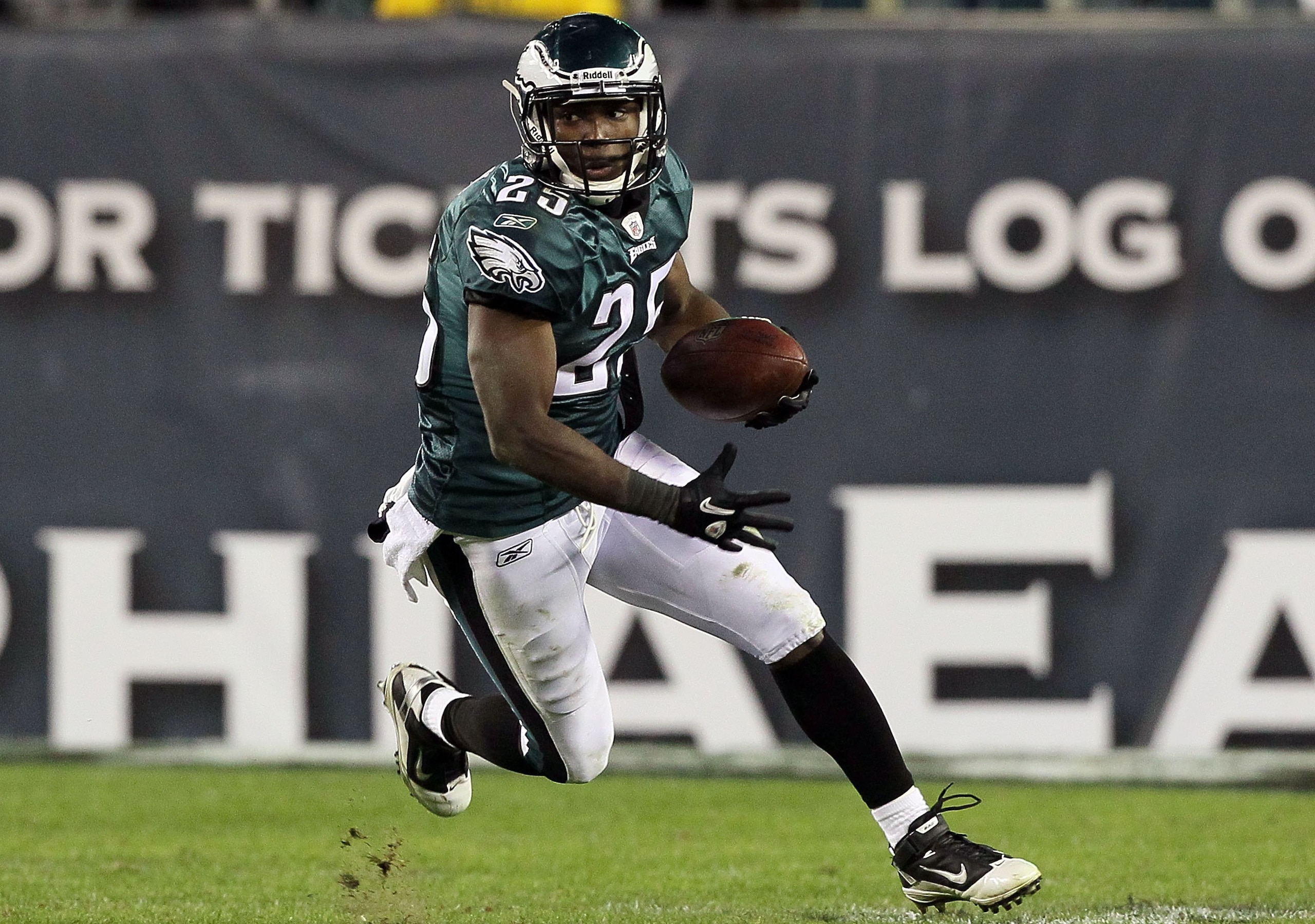 PHILADELPHIA - NOVEMBER 07:  LeSean McCoy #25 of the Philadelphia Eagles runs the ball against the Indianapolis Colts on November 7, 2010 at Lincoln Financial Field in Philadelphia, Pennsylvania. The Eagles defeated the Colts 26-24.  (Photo by Jim McIsaac