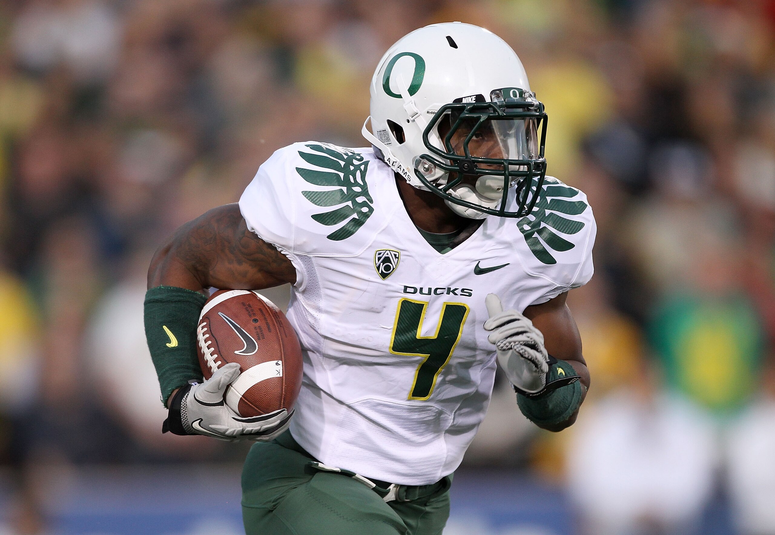 BERKELEY, CA - NOVEMBER 13:  Josh Huff #4 of the Oregon Ducks runs with the ball against the California Golden Bears at California Memorial Stadium on November 13, 2010 in Berkeley, California.  (Photo by Ezra Shaw/Getty Images)