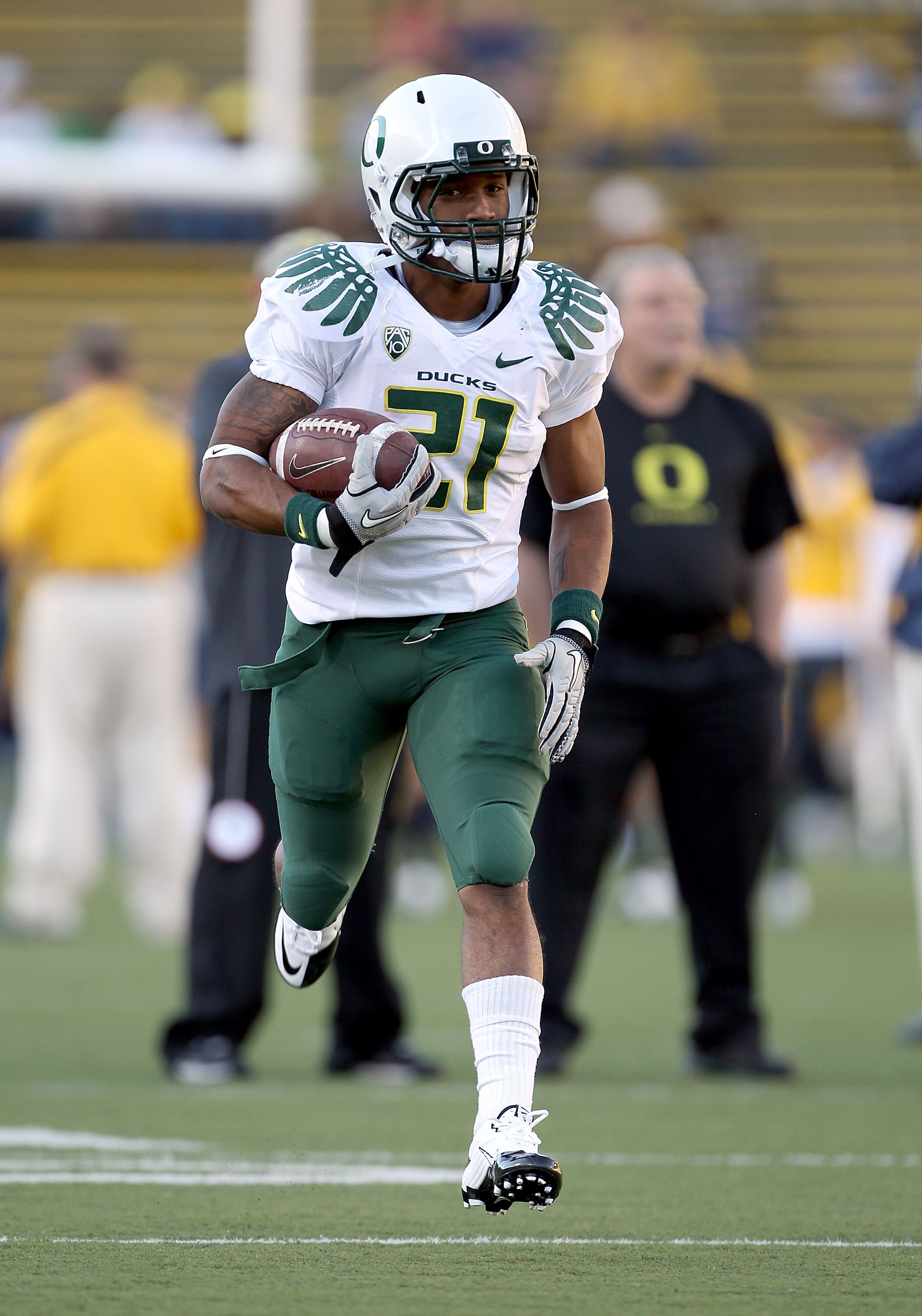 BERKELEY, CA - NOVEMBER 13:  LaMichael James #21 of the Oregon Ducks warms up before their game against the California Golden Bears  at California Memorial Stadium on November 13, 2010 in Berkeley, California.  (Photo by Ezra Shaw/Getty Images)