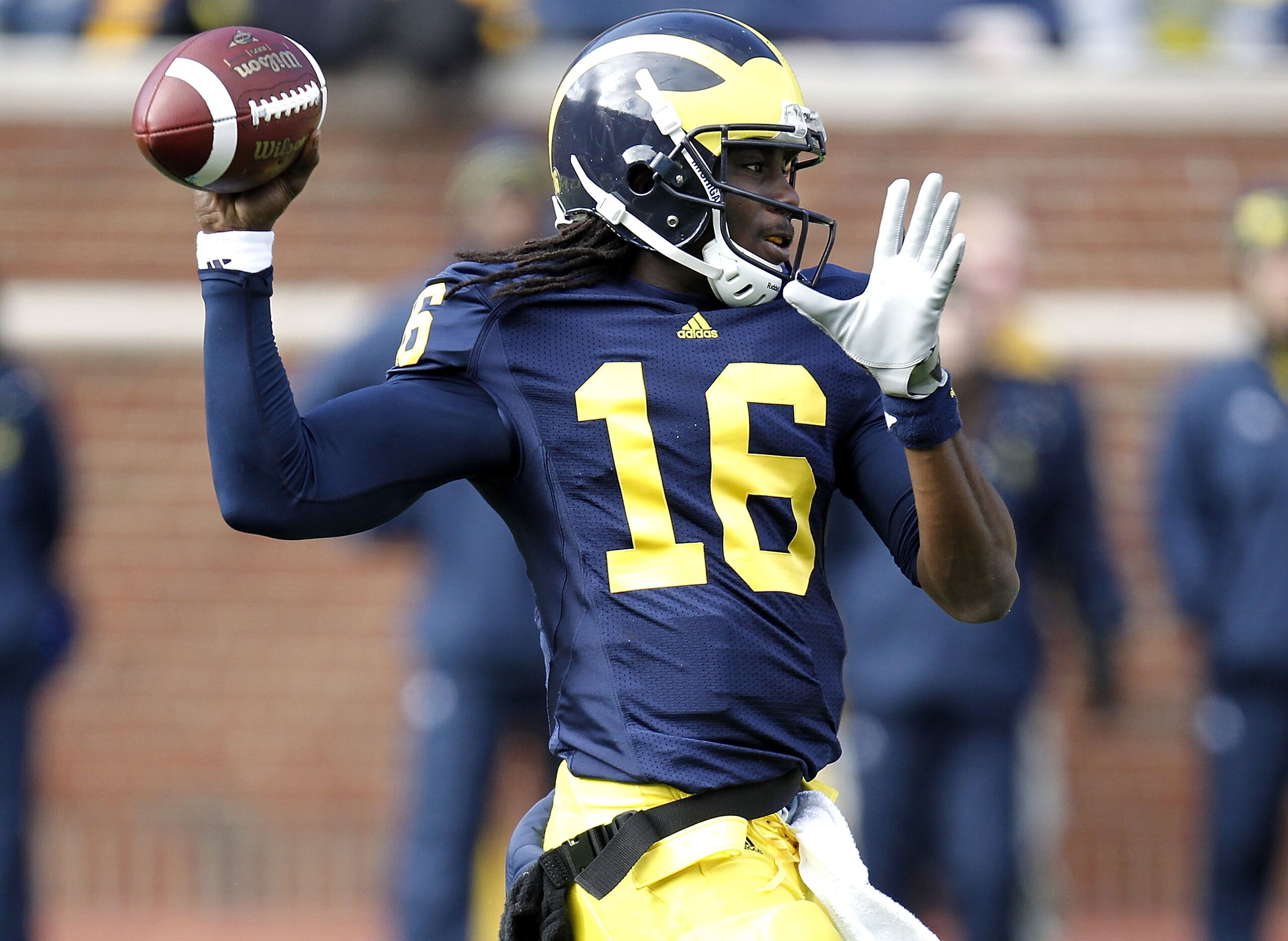 ANN ARBOR, MI - NOVEMBER 06: Denard Robinson #16 of the Michigan Wolverines throws a first quarter pass while playing the Illinios Fighting Illini after a second quarter reception at Michigan Stadium on November 6, 2010 in Ann Arbor, Michigan. (Photo by ANN ARBOR, MI - NOVEMBER 06: Denard Robinson #16 of the Michigan Wolverines throws a first quarter pass while playing the Illinios Fighting Illini after a second quarter reception at Michigan Stadium on November 6, 2010 in Ann Arbor, Michigan. (Photo by