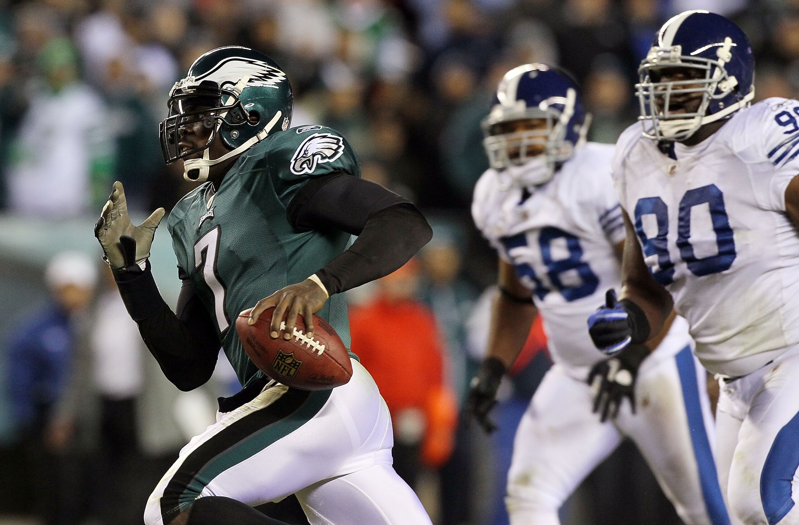 PHILADELPHIA - NOVEMBER 07:  Michael Vick #7 of the Philadelphia Eagles runs the ball against the Indianapolis Colts on November 7, 2010 at Lincoln Financial Field in Philadelphia, Pennsylvania. The Eagles defeated the Colts 26-24.  (Photo by Jim McIsaac/