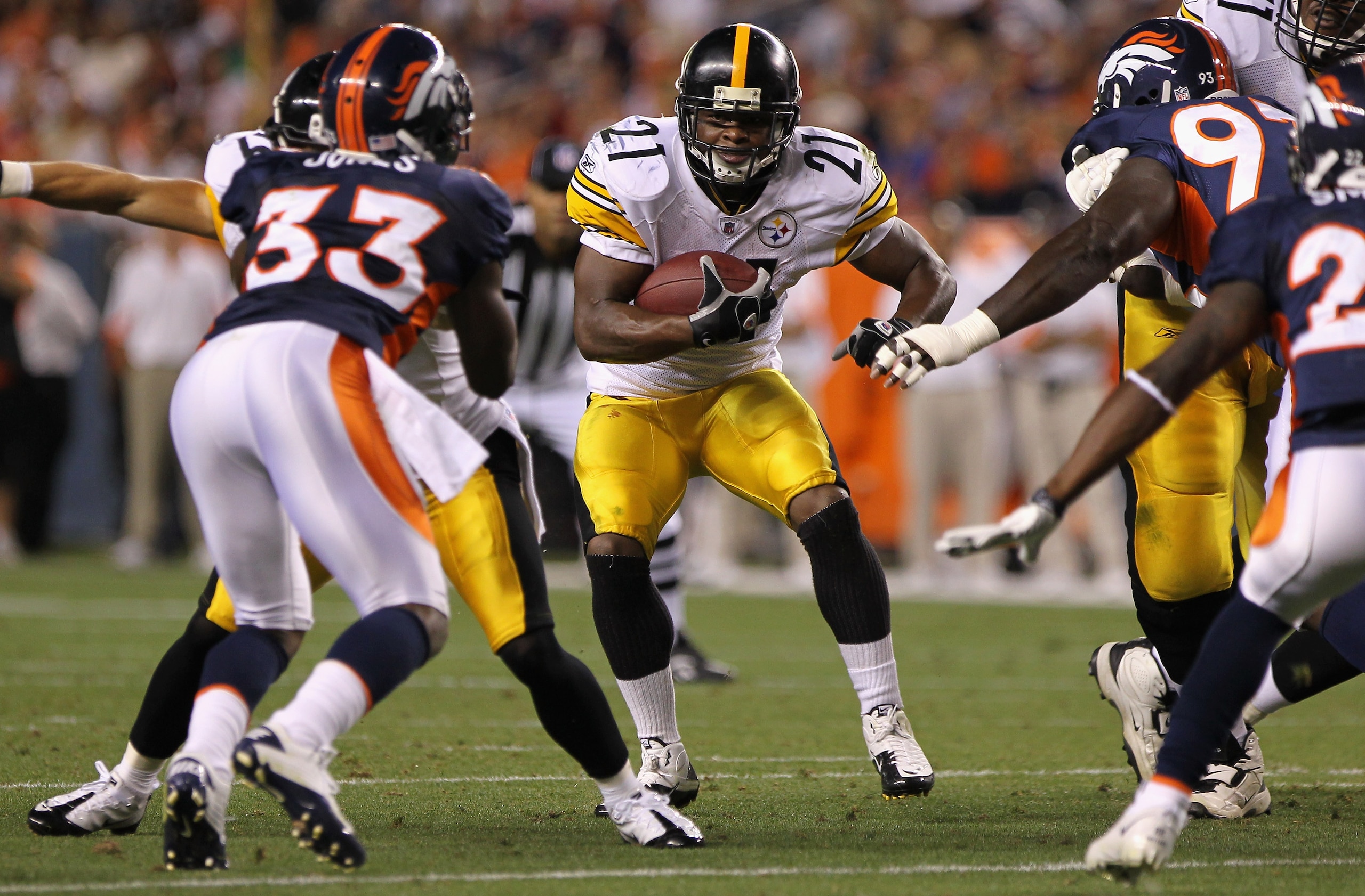 DENVER - AUGUST 29: Running back Mewelde Moore #21 of the Pittsburgh Steelers rushes against the Denver Broncos during preseason NFL action at INVESCO Field at Mile High on August 29, 2010 in Denver, Colorado.  (Photo by Doug Pensinger/Getty Images)