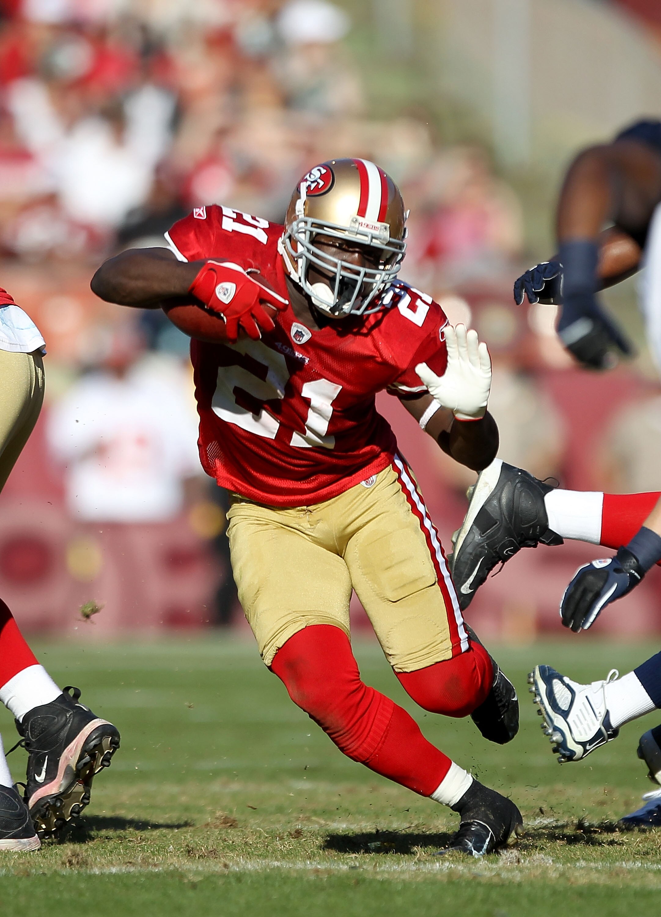 SAN FRANCISCO - NOVEMBER 14:  Frank Gore #21 of the San Francisco 49ers runs with the ball during their game against the St. Louis Rams at Candlestick Park on November 14, 2010 in San Francisco, California.  (Photo by Ezra Shaw/Getty Images)
