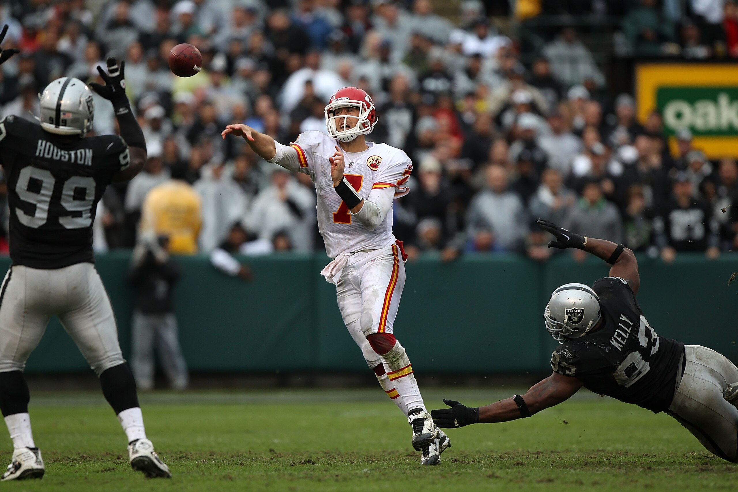OAKLAND, CA - NOVEMBER 07:  Matt Cassel #7 of the Kansas City Chiefs passes against the Oakland Raiders during an NFL game at Oakland-Alameda County Coliseum on November 7, 2010 in Oakland, California.  (Photo by Jed Jacobsohn/Getty Images)