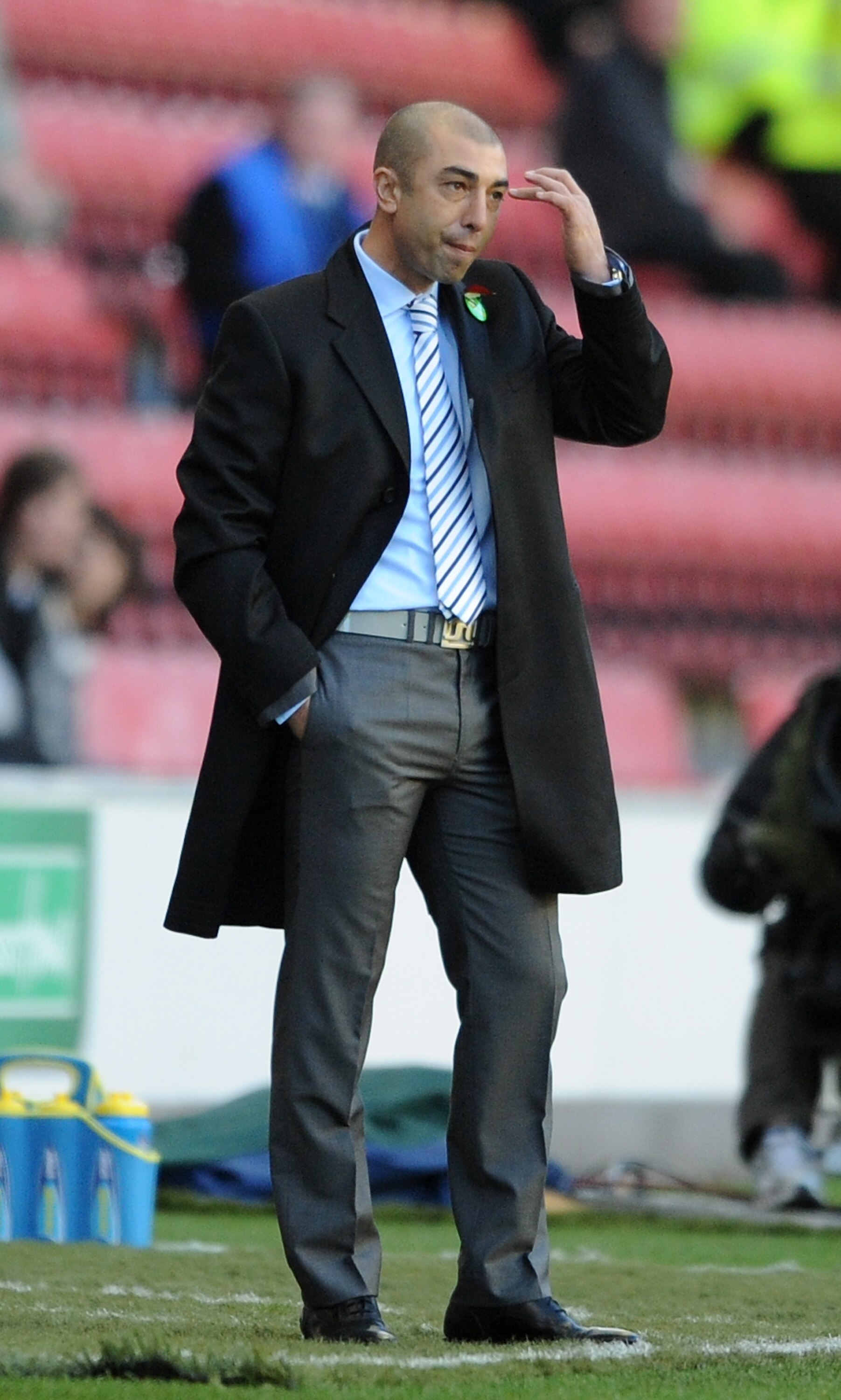 WIGAN, ENGLAND - NOVEMBER 13: West Bromwich Albion manager Roberto Di Matteo reacts during the Barclays Premier League match between Wigan Athletic and West Bromwich Albion at DW Stadium on November 13, 2010 in Wigan, England. (Photo by Chris Brunskill/ WIGAN, ENGLAND - NOVEMBER 13: West Bromwich Albion manager Roberto Di Matteo reacts during the Barclays Premier League match between Wigan Athletic and West Bromwich Albion at DW Stadium on November 13, 2010 in Wigan, England. (Photo by Chris Brunskill/