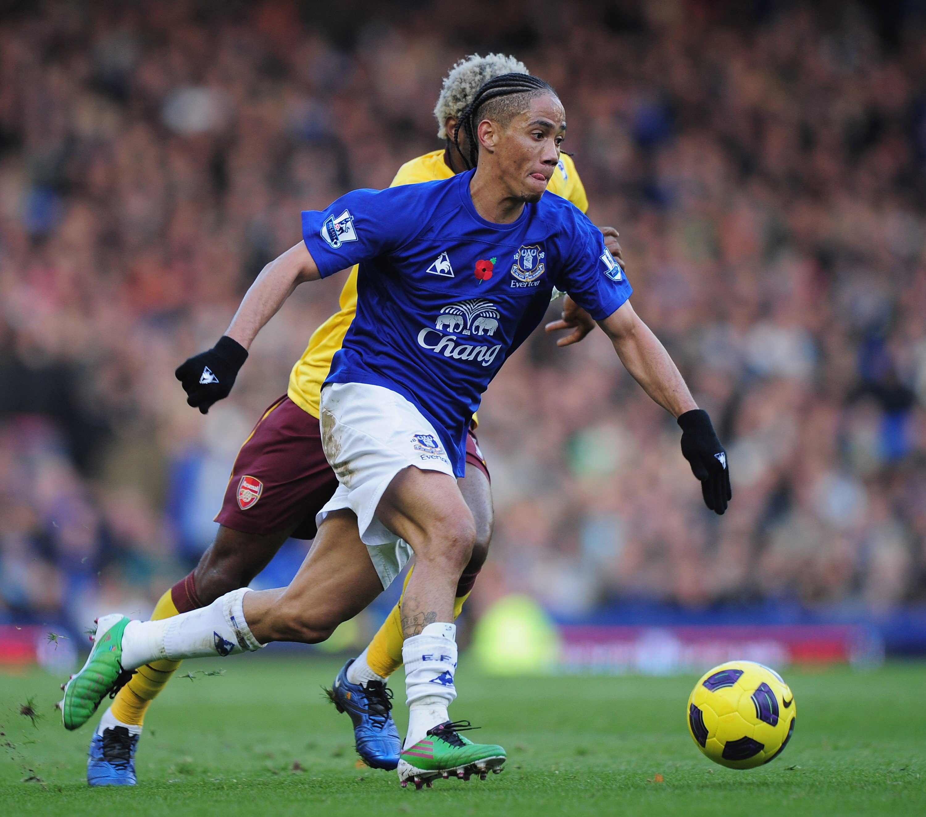 LIVERPOOL, ENGLAND - NOVEMBER 14: Steven Pienaar of Everton is tackled by Alex Song of Arsenal during the Barclays Premier League match between Everton and Arsenal at Goodison Park on November 14, 2010 in Liverpool, England. (Photo by Shaun Botterill/Ge LIVERPOOL, ENGLAND - NOVEMBER 14: Steven Pienaar of Everton is tackled by Alex Song of Arsenal during the Barclays Premier League match between Everton and Arsenal at Goodison Park on November 14, 2010 in Liverpool, England. (Photo by Shaun Botterill/Ge