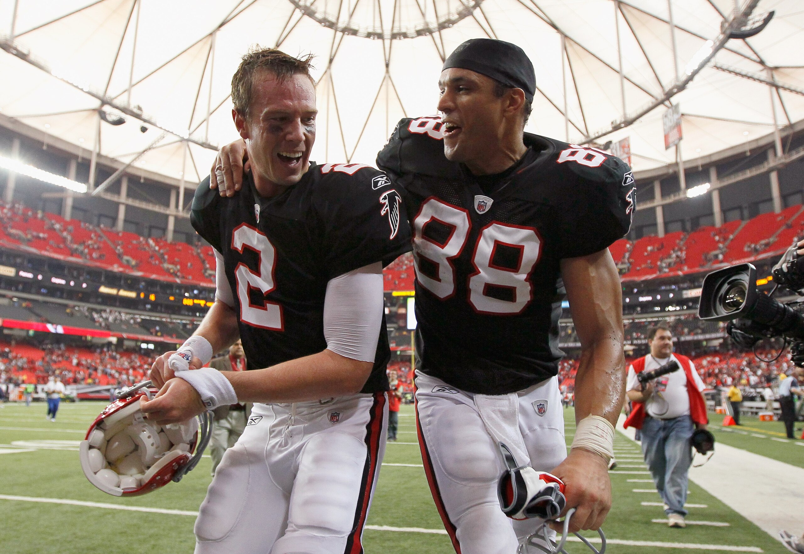 ATLANTA - OCTOBER 03:  Quarterback Matt Ryan #2 and Tony Gonzalez #88 of the Atlanta Falcons celebrate after their 16-14 win over the San Francisco 49ers at Georgia Dome on October 3, 2010 in Georgia.  (Photo by Kevin C. Cox/Getty Images)